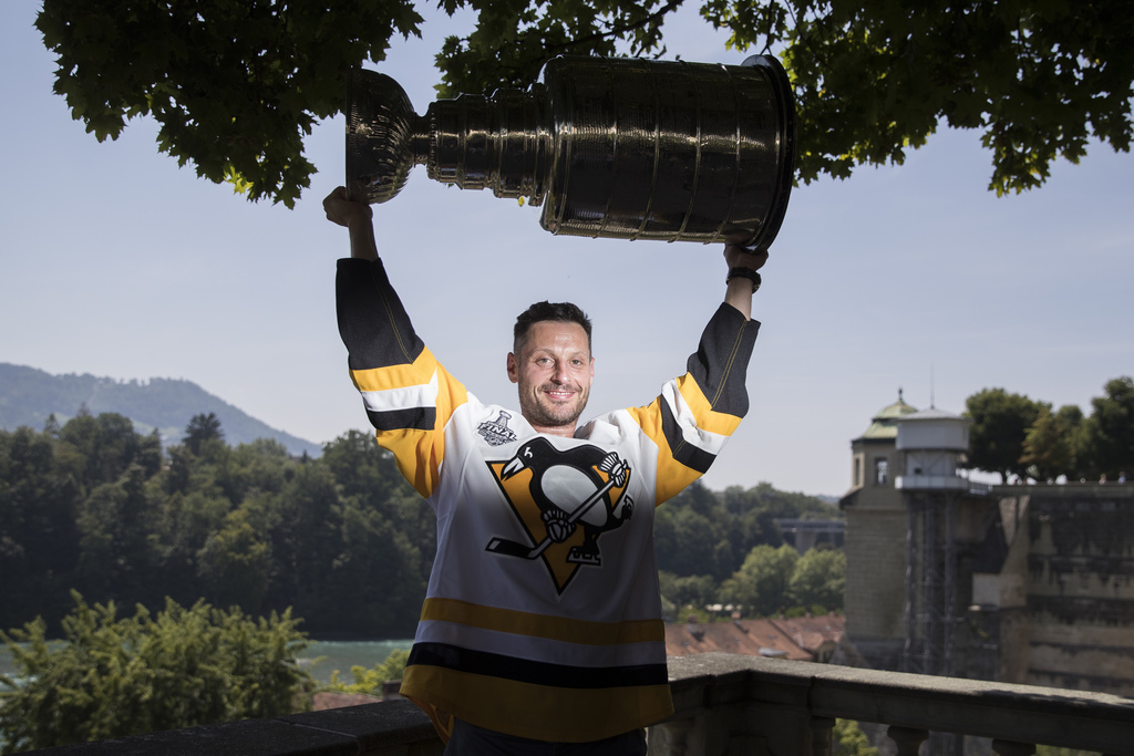 Mark Streit avait terminé la saison dernière avec le champion, les Pingouins de Pittsburgh. Transféré à Montréal, il n'a pas été conservé par la franchise canadienne.