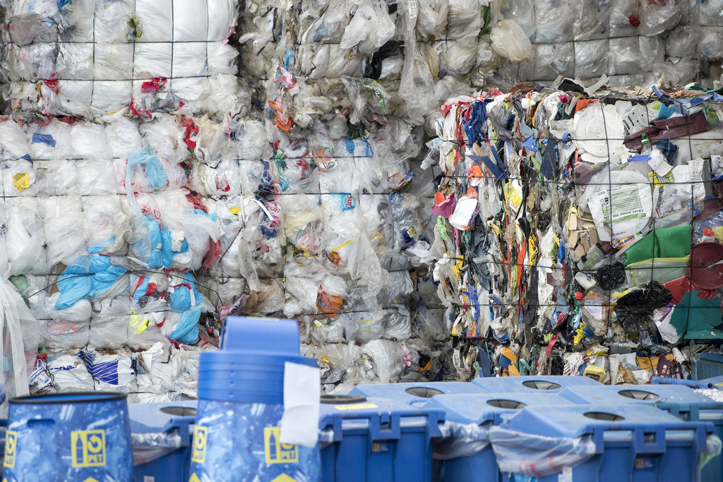 Séparer les déchets plastiques des ordures ménagères ferait aussi profiter les consommateurs au niveau financier. (Illustration)
