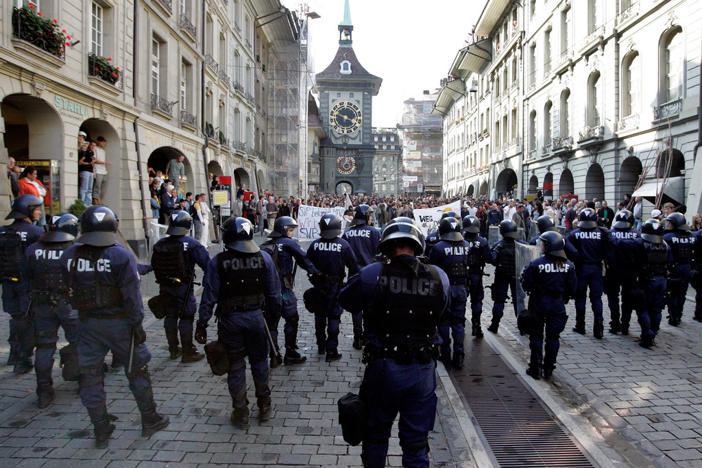 Des policiers en tenues anti-émeutes effectuaient des contrôles de personnes à des points de passage clés de la ville, parfois non loin des lieux où des agents et des autonomes de gauche s'étaient affrontés en 2007.