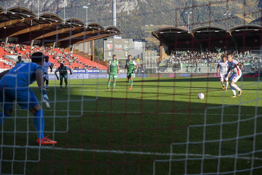 Le joueur valaisan Adryan, à droite, marque le 1: 2 sur penalty à la 77e. C'est le premier but du joueur brésilien en Suisse.