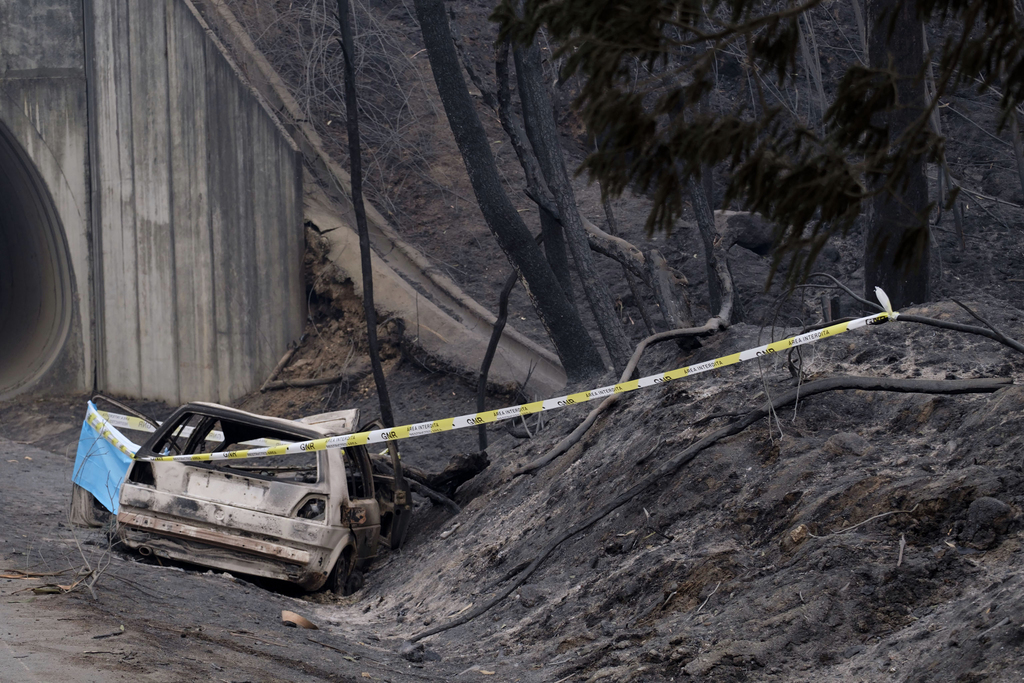 Au Portugal, près de 3000 pompiers restaient mobilisés sur le terrain pour éviter toute reprise de feu. 