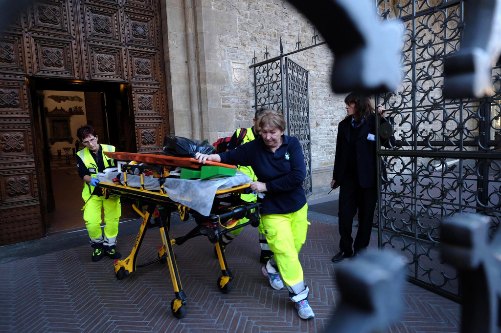 La police et des pompiers sont intervenus et la basilique devrait rester fermée jusqu'à vendredi.