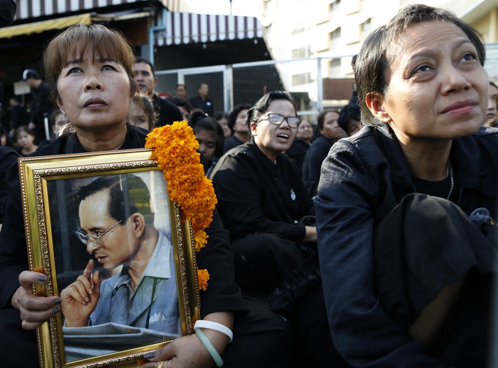 Des millions de Thaïlandais s'apprêtent à rendre un dernier hommage roi Bhumibol.
