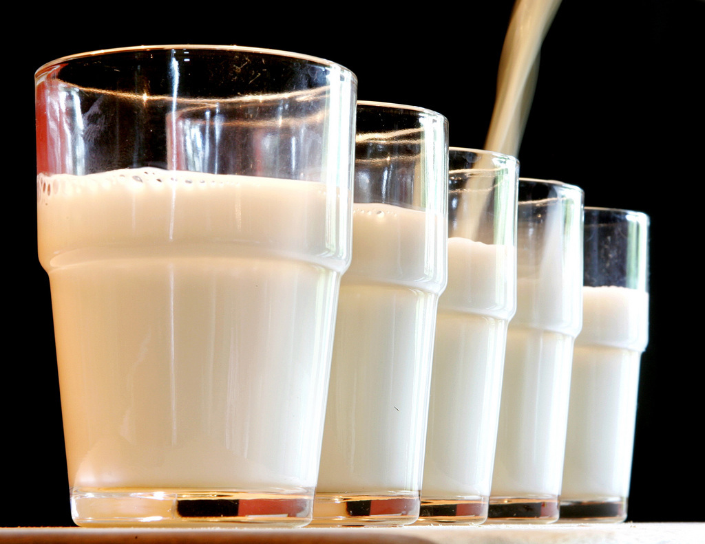 Le lait empoisonné a été bu par toute la famille.