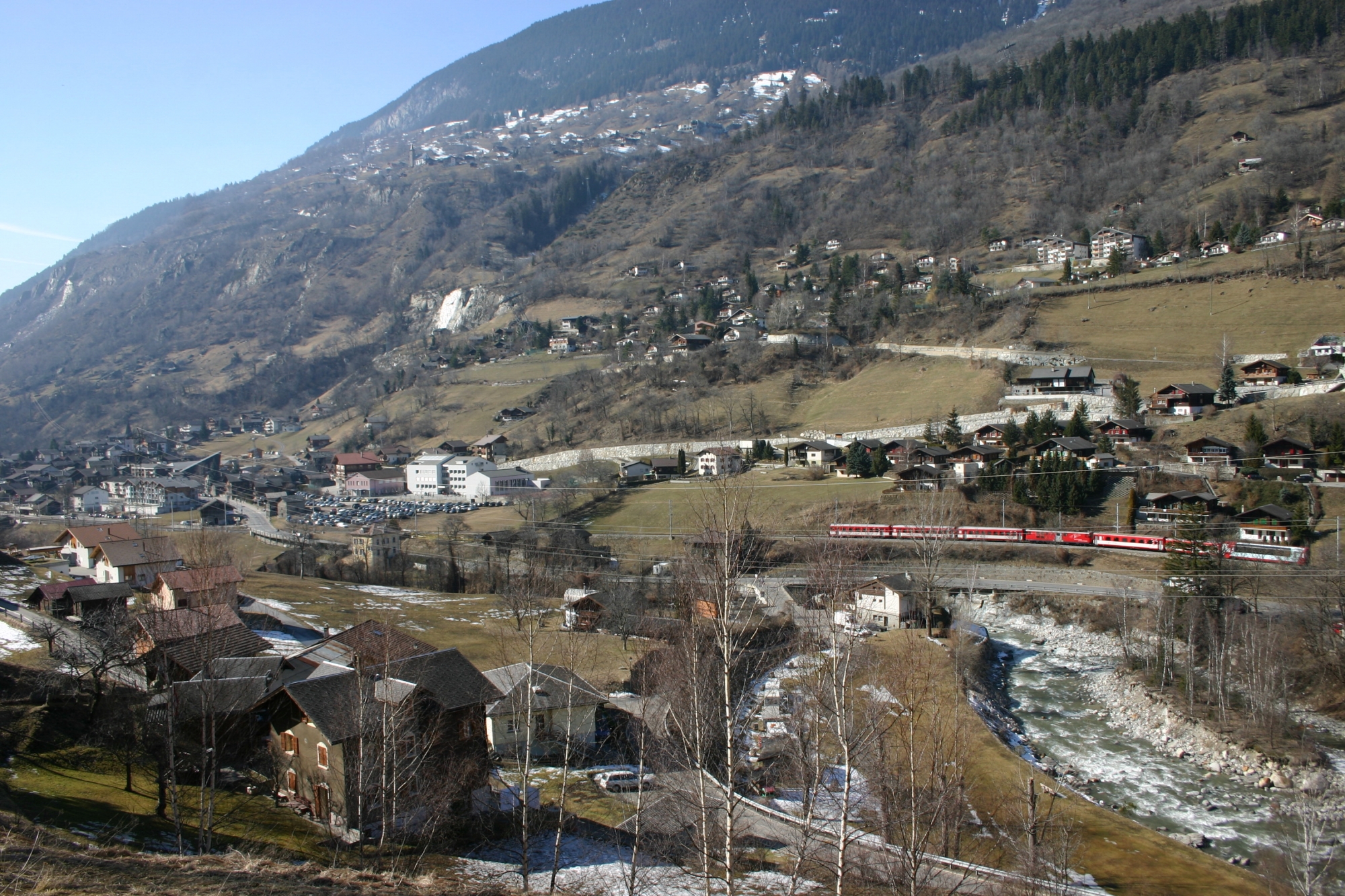 En dehors des agglomérations urbaines, le Valais produit peu de richesses.