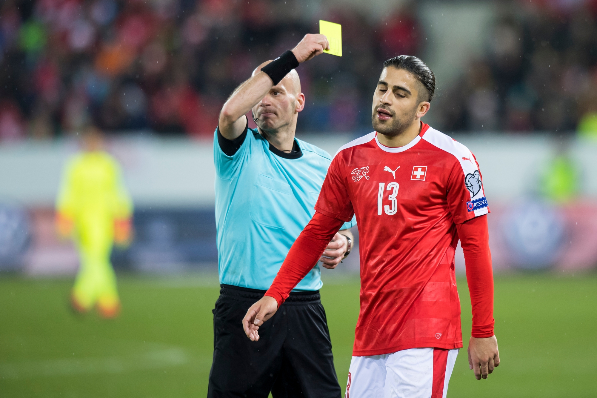 Belgium referee Sebastien Delferiere, left, gives a yellow card to Swiss defender Ricardo Rodriguez, right, during the 2018 Fifa World Cup group B qualification soccer match between Switzerland and Faroe Islands at the Swissporarena in Lucerne, Switzerland, Sunday, November 13, 2016. (KEYSTONE/Laurent Gillieron)rodriguez FUSSBALL WM 2018 QUALIFIKATION FUSSBALL WM 2018 CHE FRO