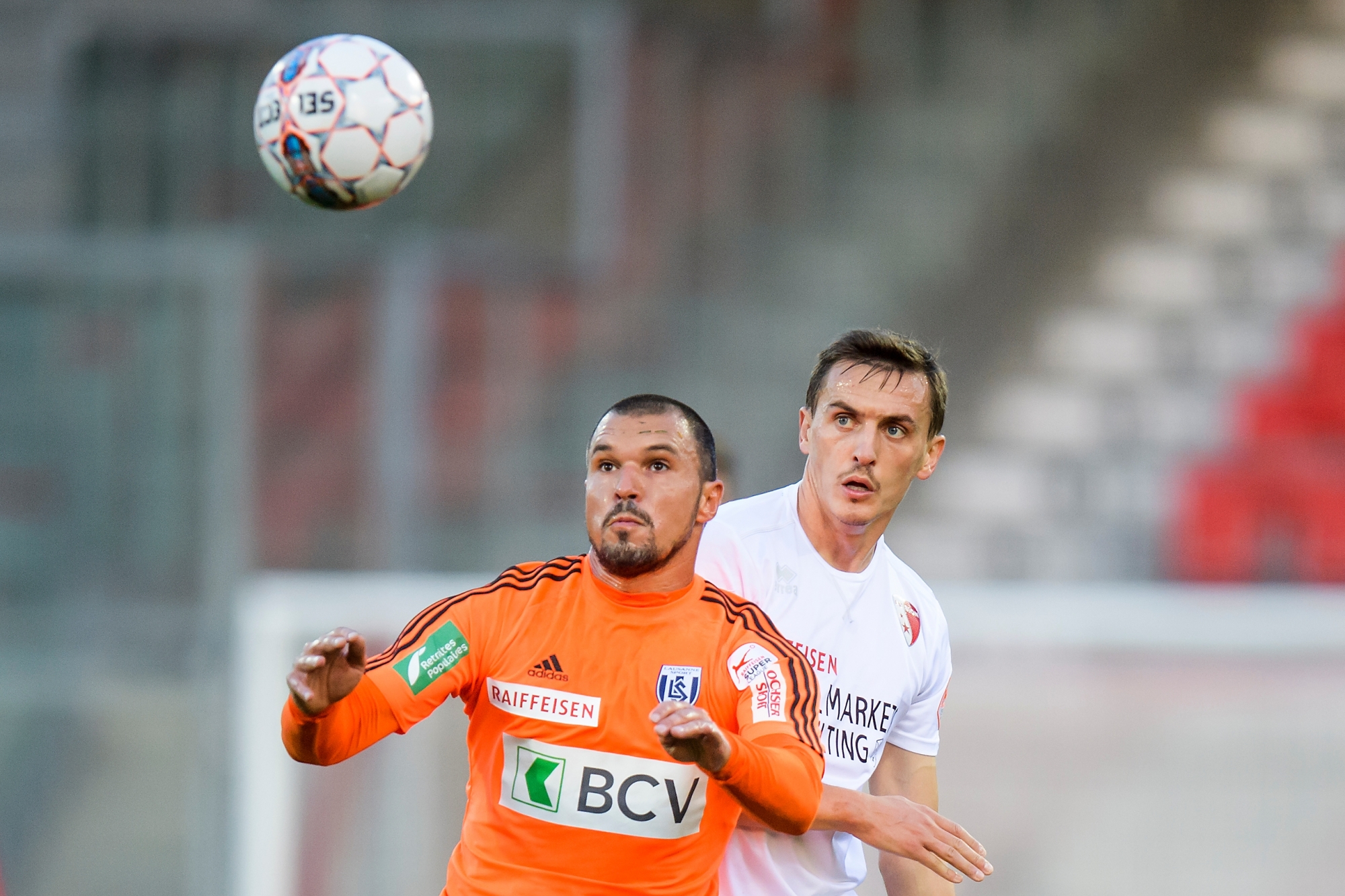 L'attaquant lausannois Valeri Bojinov (Bozhinov), gauche, lutte pour le ballon avec le joueur valaisan Burim Kukeli, droite, lors de la rencontre de football de Super League entre le FC Sion et le FC Lausanne-Sport, LS, ce mercredi 27 septembre 2017 au stade de Tourbillon a Sion. (KEYSTONE/Jean-Christophe Bott)Bojinov SCHWEIZ FUSSBALL SION LAUSANNE