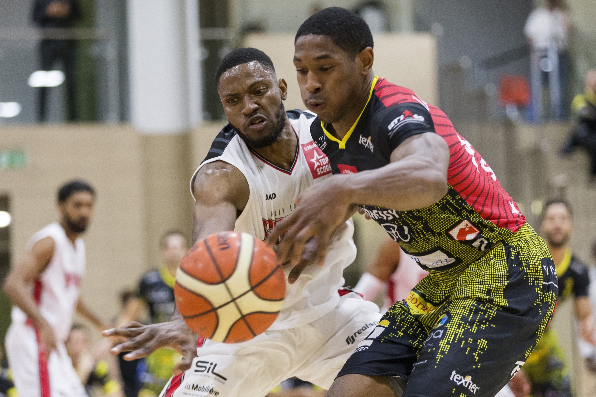 Le top scorer lausannois Tyran De Lattibeaudiere, gauche, lutte pour le ballon avec le top scorer valaisan Markel Humphrey, droite, lors de la rencontre de Swiss Basketball League SB League, SBL, entre Pully Lausanne Foxes et BBC Monthey vendredi, 6 octobre 2017 a la salle omnisport de la vallee de la jeunesse a Lausanne. (KEYSTONE/Cyril Zingaro) SUISSE BASKETBALL PULLY LAUSANNE MONTHEY