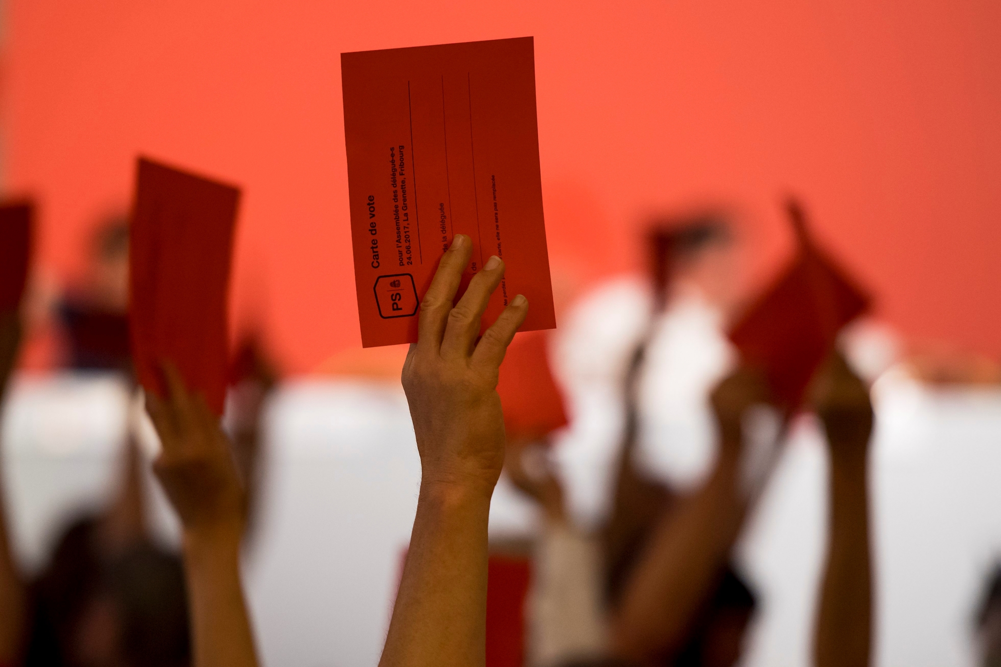 Un delegue montre sa carte de vote lors de l'Assemblee des delegues du PS Suisse, SP, ce samedi 24 juin 2017 a Fribourg. (KEYSTONE/Jean-Christophe Bott) SCHWEIZ PARTEI SP DELEGIERTENVERSAMMLUNG
