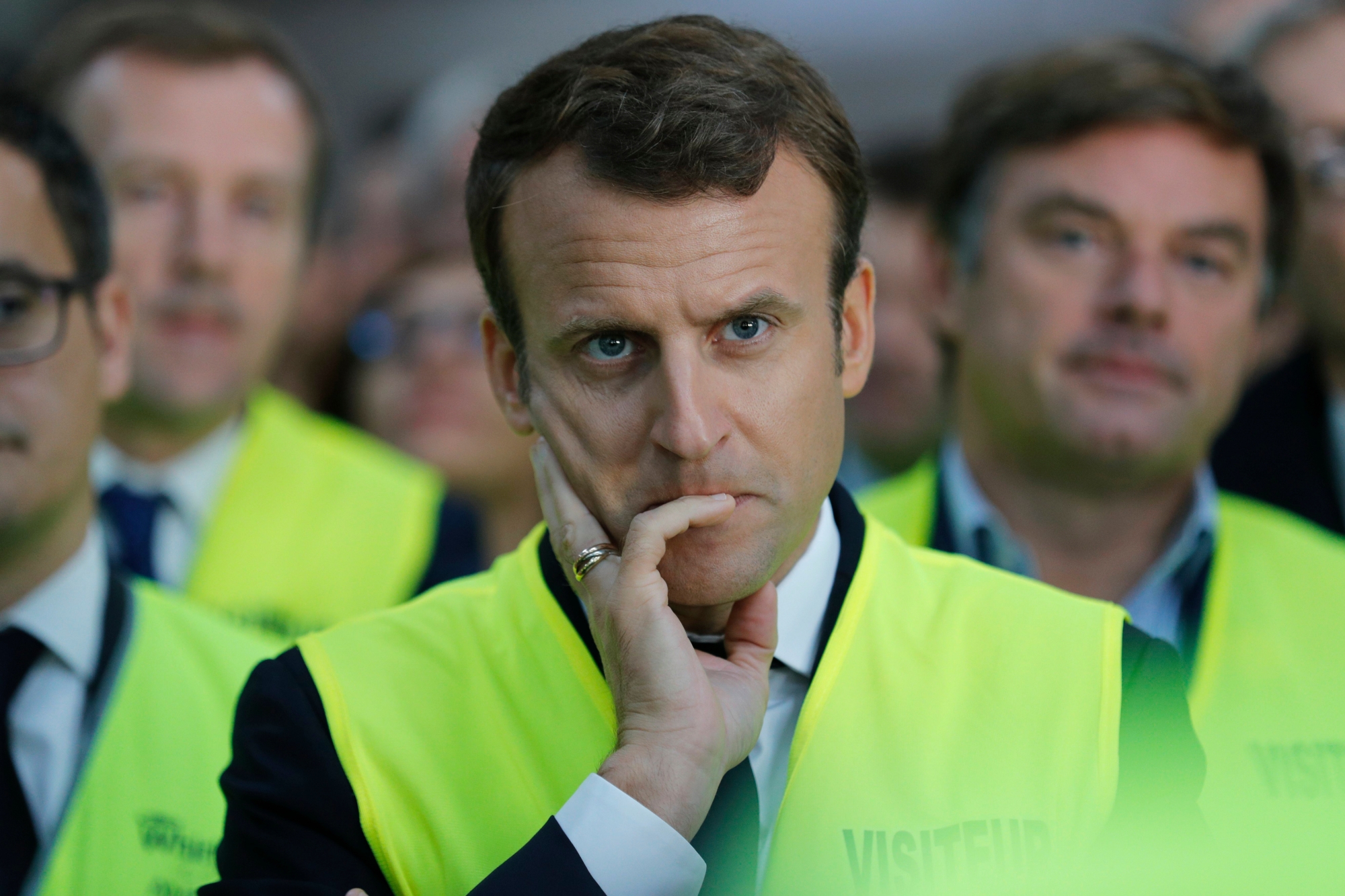 epa06241369 French President Emmanuel Macron listens to employees during a visit at the Whirlpool factory in Amiens, France, October 3, 2017.  EPA/PHILIPPE WOJAZER / POOL FRANCE-MACRON/WHIRLPOOL