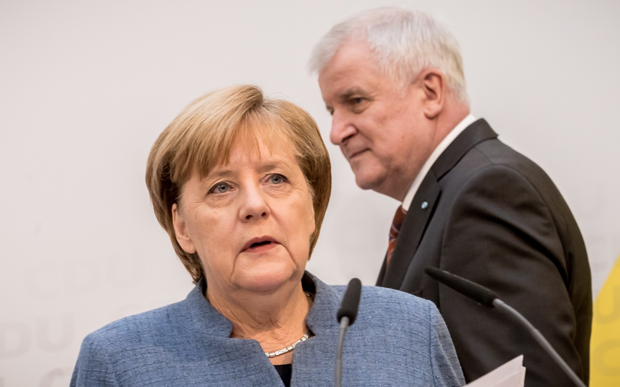 Bundeskanzlerin Angela Merkel (r, CDU) und Bayerns Ministerpraesident Horst Seehofer (CSU) am 09.10.2017 bei einer gemeinsamen Pressekonferenz im Konrad-Adenauer-Haus in Berlin. Die Unionsparteien haben sich auf einen Kompromiss im Fluechtlingsstreit geeinigt. (KEYSTONE/DPA/Michael Kappeler) DEUTSCHLAND CDU