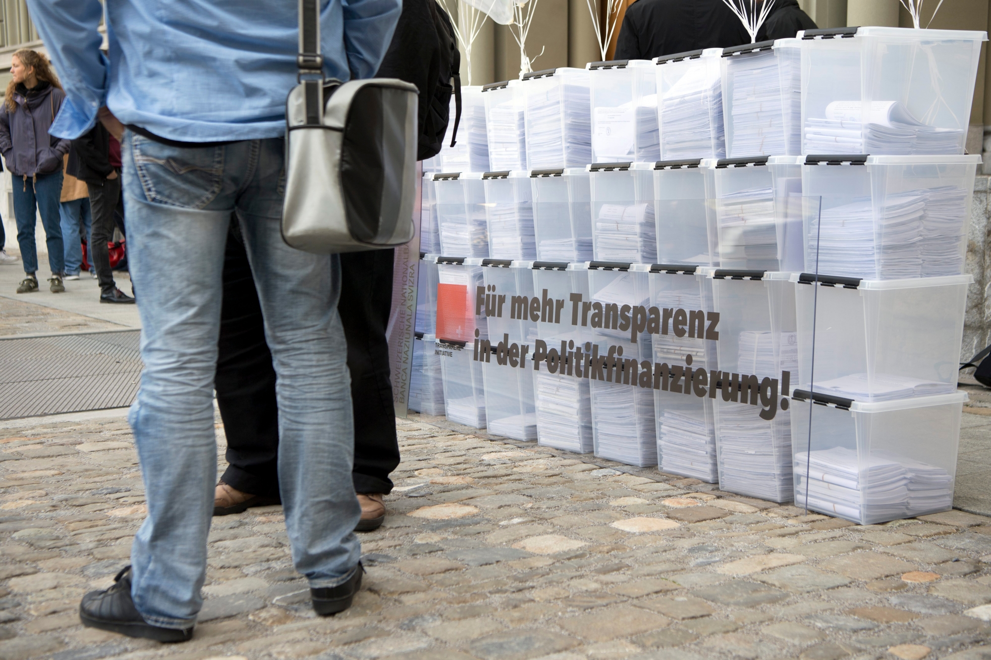 Den Boxen mit die Unterschriften sind fotografieren wahrend der Einreichung der Transparenz-Initiative, am Dienstag, 10. Oktober 2017 in Bern. Das ueberparteiliche Komitee - bestehend aus SP, Gruenen, BDP, EVP, Piratenpartei, Juso, Junge Gruene, Junge BDP, Junge EVP, Jugendsession, opendata.ch und Transparency International Schweiz - hat die noetigen Unterschriften gesammelt. Damit werden die Stimmbuergerinnen und Stimmbuerger darueber abstimmen koennen, ob Parteien und Komitees ihre Budgets kuenftig offenlegen und die Herkunft von Spenden ueber 10Äò000 Franken deklarieren muessen. (KEYSTONE/Anthony Anex) SCHWEIZ EINREICHUNG TRANSPARENZ-INITIATIVE