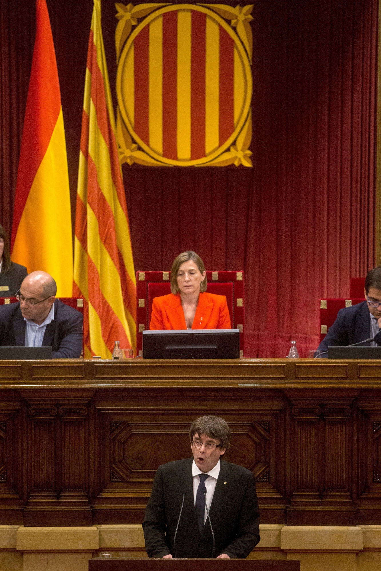 epa06257358 Catalan President Carles Puigdemont addresses the region's parliament in Barcelona, Spain, 10 October 2017. Puigdemont has proposed to suspend declaration of independence for few weeks to hold talks with Spanish government.  EPA/QUIQE GARCIA SPAIN CATALONIA