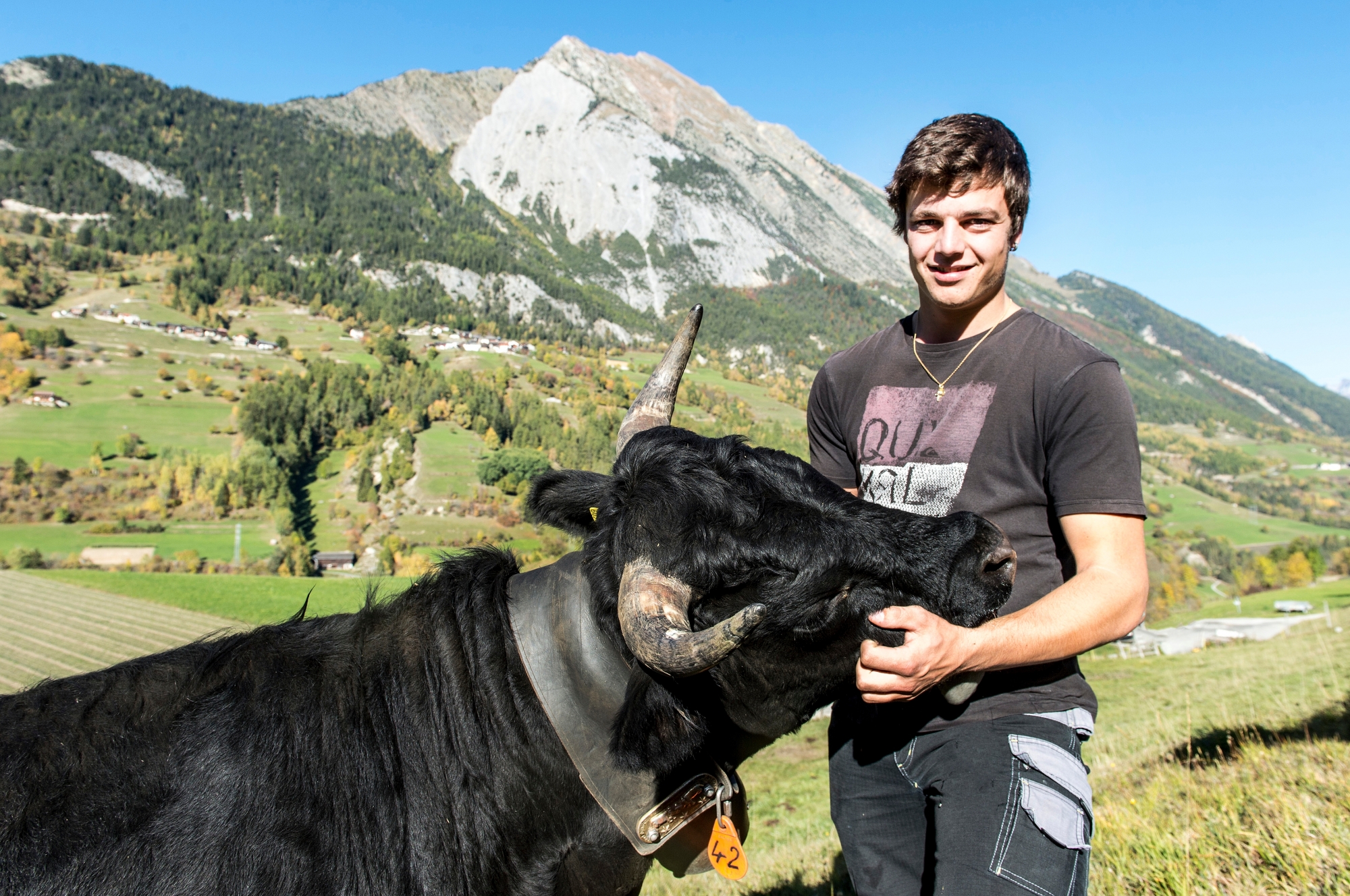 Orsieres, le 11.10.2017. Yanis SARASIN, Champion d'Europe d'Agriculture. Yanis pose avec sa vache LILA.  (Le Nouvelliste/Christian HOFMANN) Yanis Sarasin, champion d'Europe d'agriculture