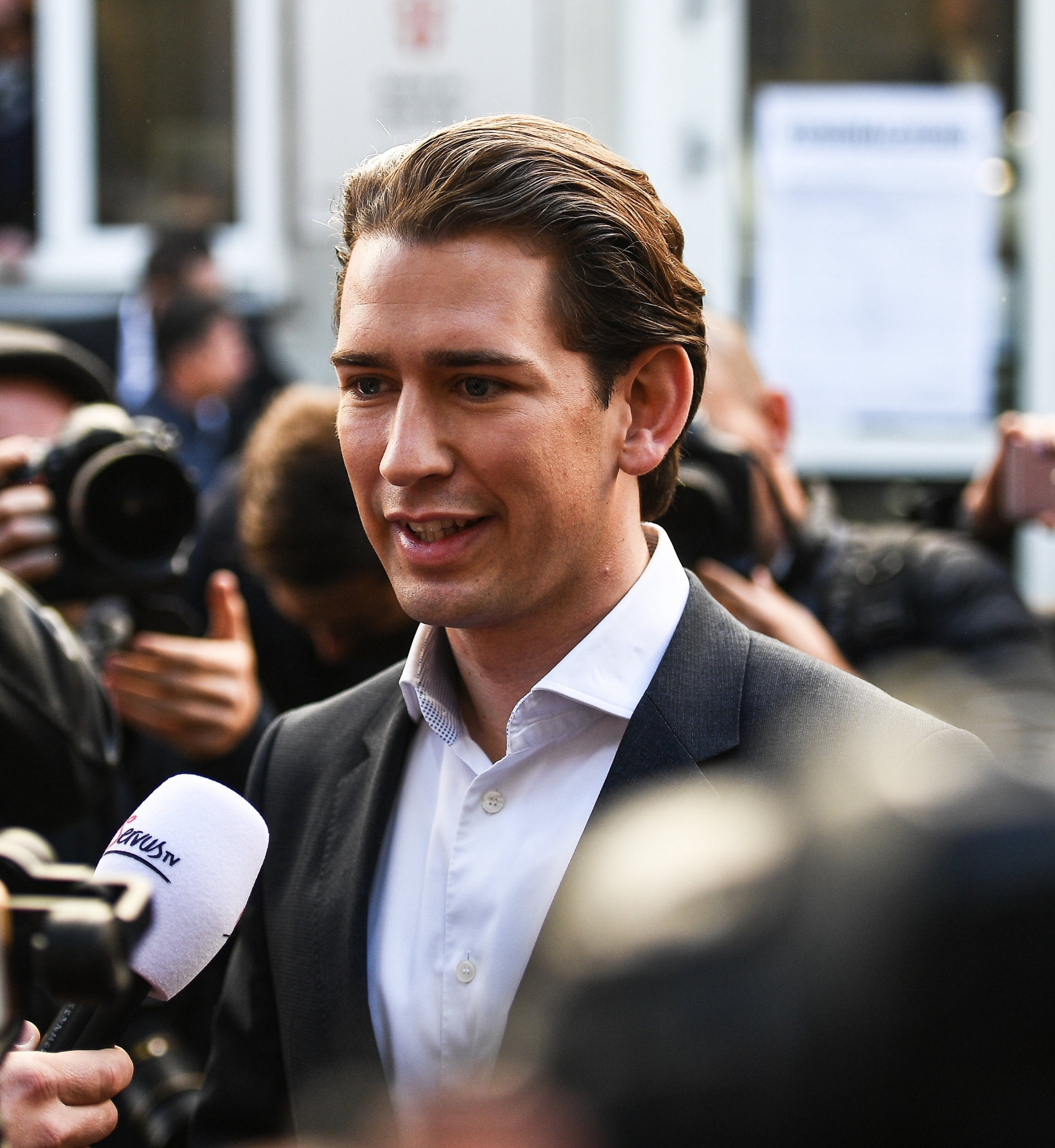 epa06266910 Austrian Foreign Minister Sebastian Kurz, the leader and top candidate of the Austrian Peoples Party (OeVP) answers media questions in front of a polling station after he cast his vote for the Austrian Federal Elections in Vienna, Austria, 15 October 2017.  EPA/CHRISTIAN BRUNA AUSTRIA ELECTIONS