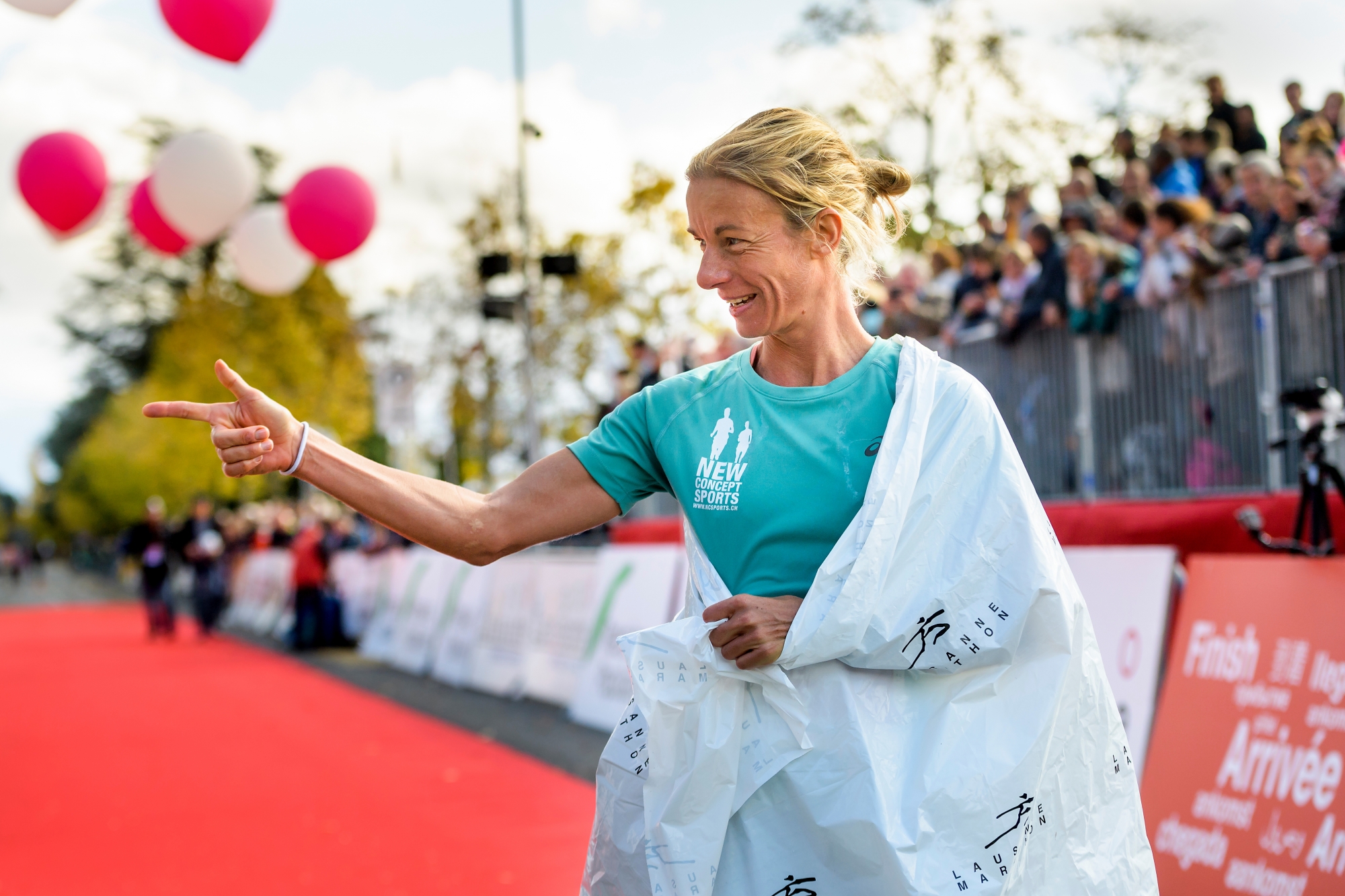 La coureuse suisse, Laura Hrebec, passe la ligne d'arrivee en gagant la categorie femmes lors de la 25eme edition du Lausanne Marathon ce dimanche 22 octobre 2017 a Lausanne. (KEYSTONE/Jean-Christophe Bott) SCHWEIZ LAUSANNE MARATHON