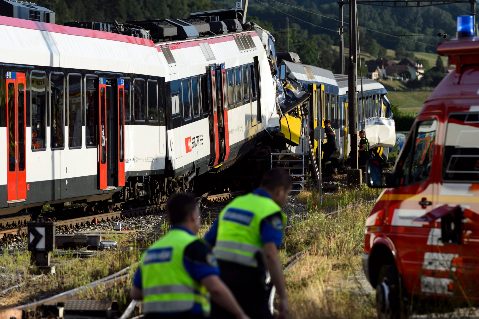 ZUM PROZESS GEGEN DEN LOKFUEHRER WEGEN FAHRLAESSIGER TOETUNG, AM DIENSTAG, 24. OKTOBER 2017, ERHALTEN SIE FOLGENDE ARCHIVBILDER ---- A policeman inspects the scene of a train collision in Granges-pres-Marnand in Western Switzerland, 29 July 2013. Several passengers are reported injured in the accident that caused disruption of traffics to the track section between Moudon and Payerne. (KEYSTONE/Laurent Gillieron) SCHWEIZ BAHN SBB UNFALL GRANGES-PRES-MARNAND