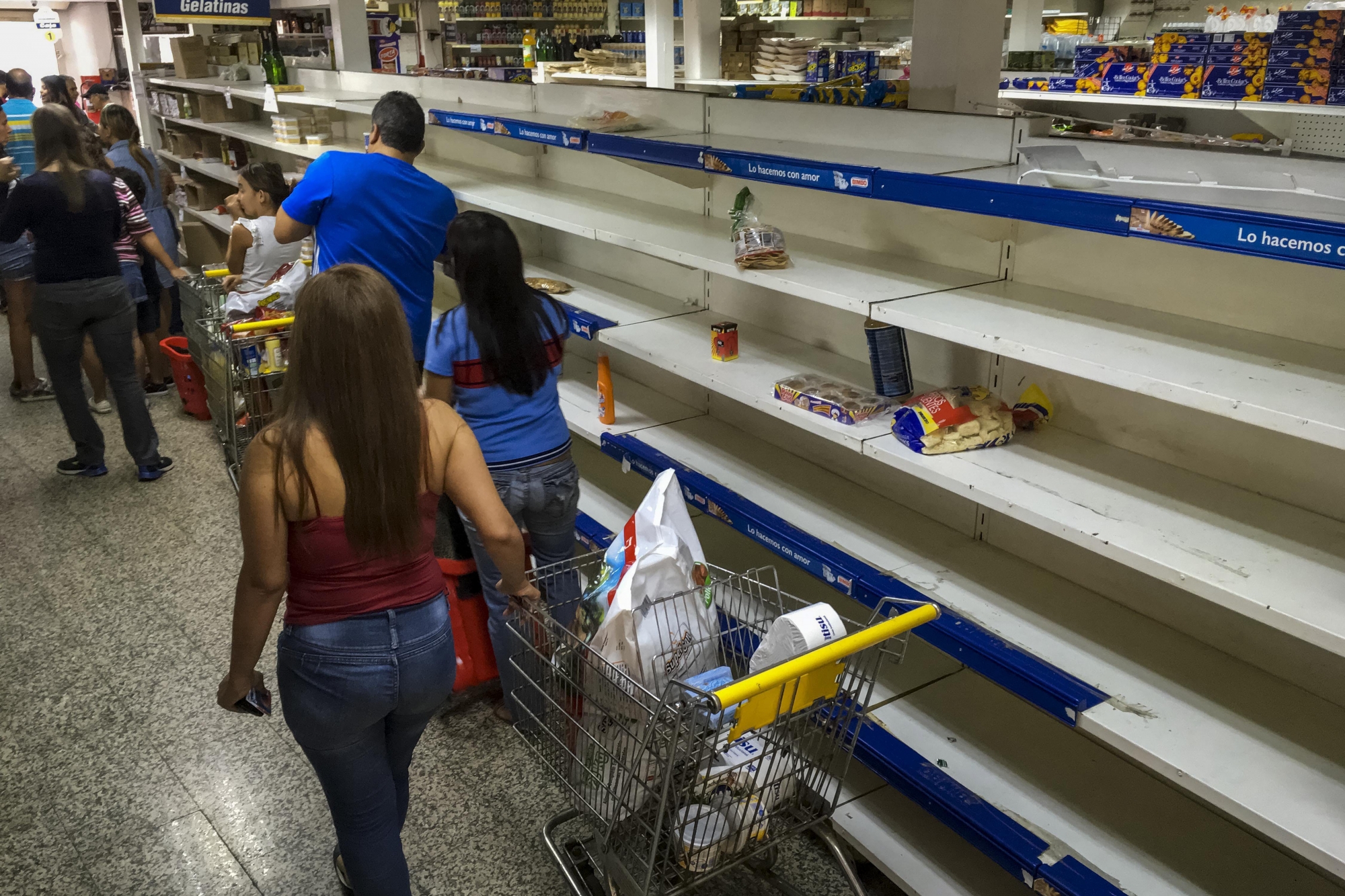 epa06107779 A view of nearly empty supermarket shelves in Caracas, Venezuela, 24 July 2017. Venezuelans are stocking up on food, gas and basic goods as the city prepares for general strike organized by opponents to President Nicolas Maduroís government.  EPA/MIGUEL GUTIERREZ VENEZUELA CRISIS