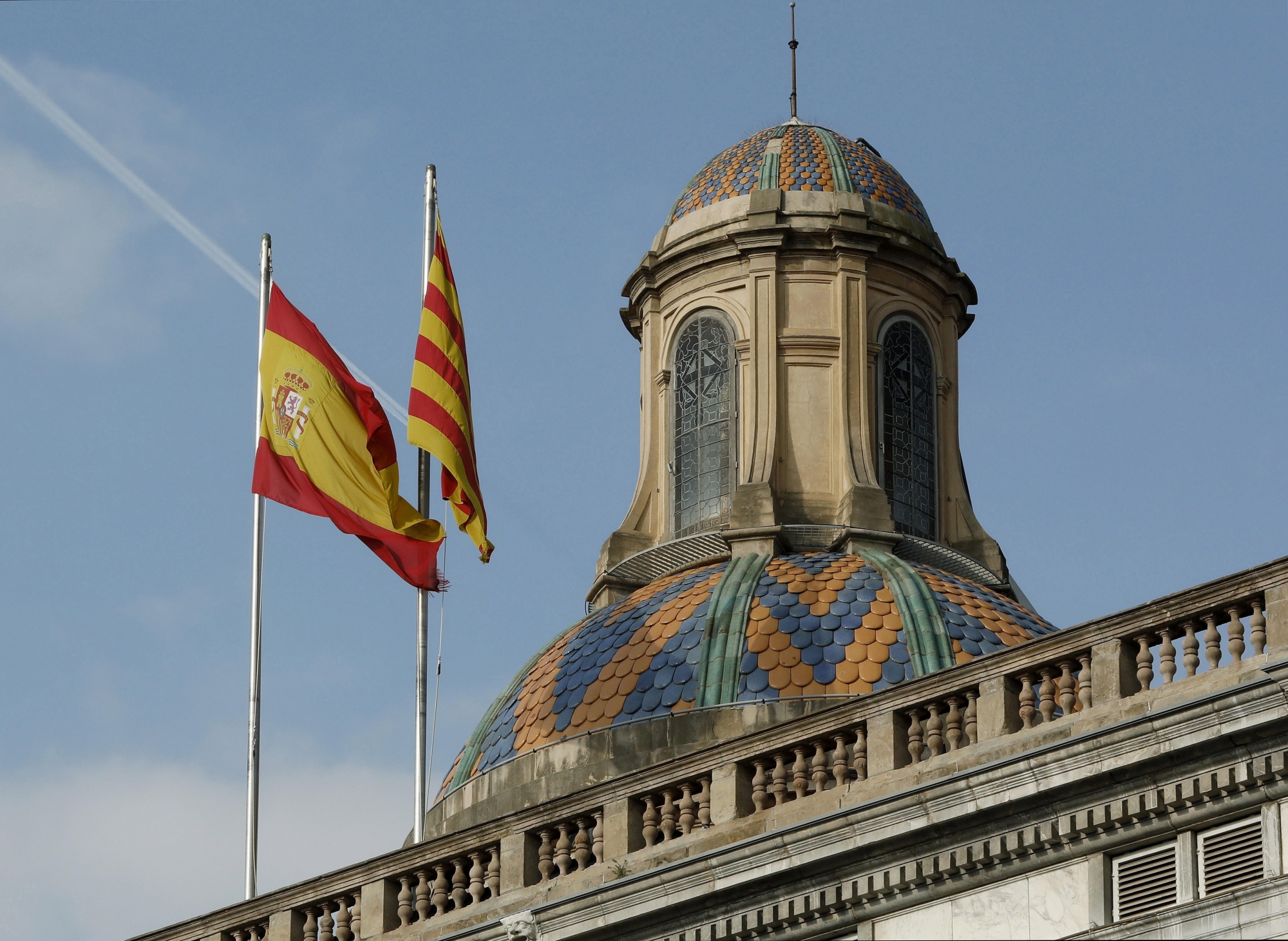 epa06294570 Spanish flag (L) waves next to Catalan estelada flag (R) at the Palace of the Generalitat, headquarter of the Catalan regional presidency, a day after the declaration of the unilateral independence by the Catalan Parliament, in Barcelona, northeastern Spain, 28 October 2017. In response, Spanish Government invoked the Article 155 of the Constitution and called regional elections in Catalonia on the upcoming 21 December. Under the Article 155, Government also removed from post the Catalan premier, Carles Puigdemont, as well as all of his regional ministers, the regional police director and chief.  EPA/ANDREU DALMAU SPAIN CATALONIA