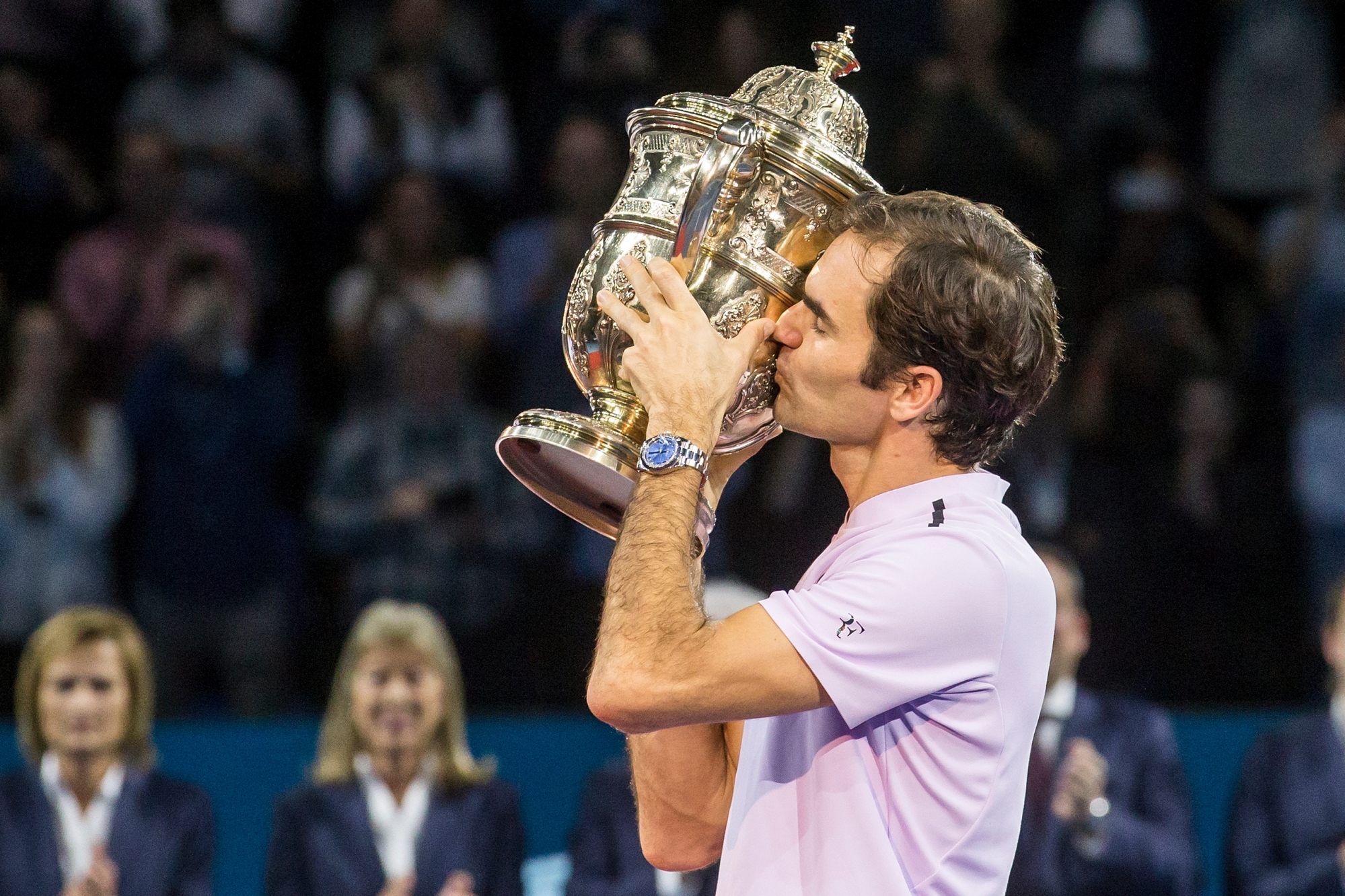 Switzerland's Roger Federer kisses the trophy during the award ceremony after the final between Switzerland's Roger Federer and Argentina's Juan Martin del Potro at the Swiss Indoors tennis tournament at the St. Jakobshalle in Basel, Switzerland, on Sunday, October 29, 2017.(KEYSTONE/Alexandra Wey) TENNIS ATP 500 WORLD TOUR 2017 BASEL