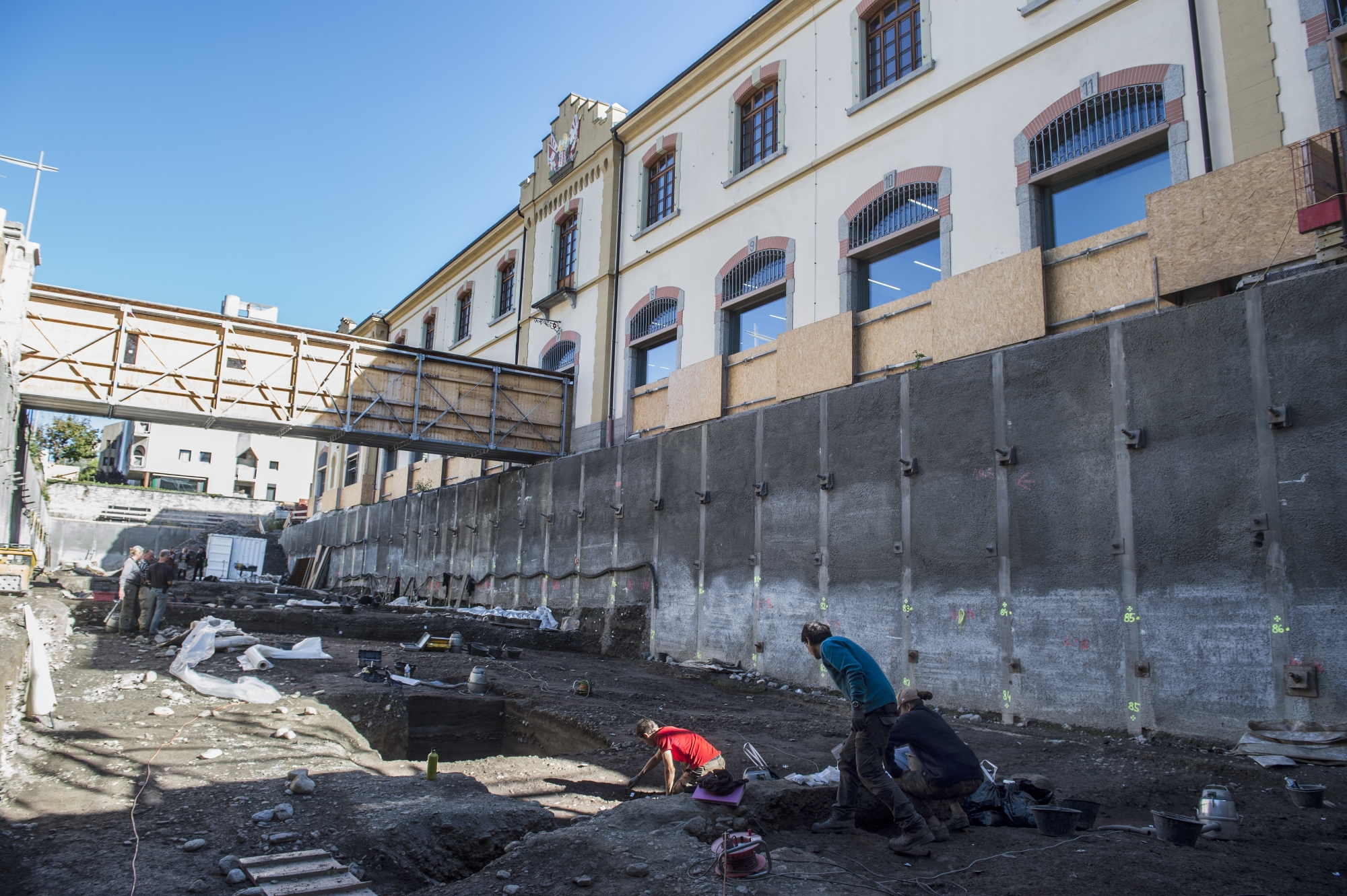 De la passerelle qui relie la rue de Lausanne à l’entrée de la Médiathèque Valais-Sion, les curieux peuvent lorgner sur les archéologues, au travail jusqu’au vendredi 13 octobre prochain.