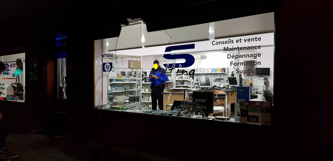 La vitrine du magasin vient de voler en éclats. La police est déjà sur place. Mais les voleurs ont filé  avant son arrivée.