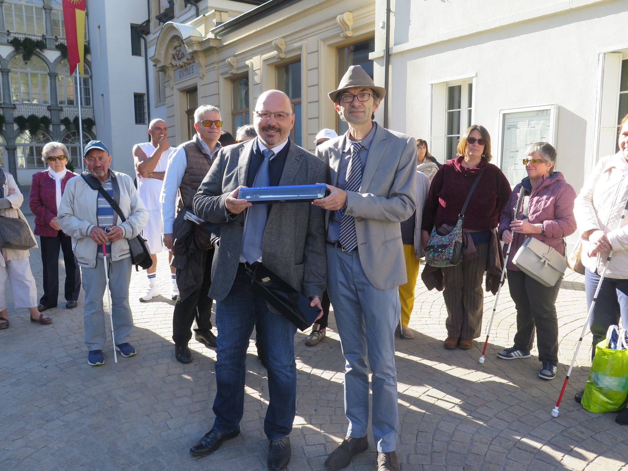 Pierre-André Perrin a symboliquement remis une canne en chocolat à l'élu municipal Pierro Vianin.
