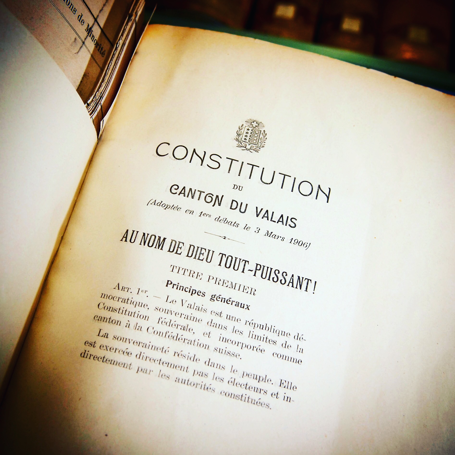 Le document original de la Constitution de 1907 conservé au Service des Archives Cantonales.