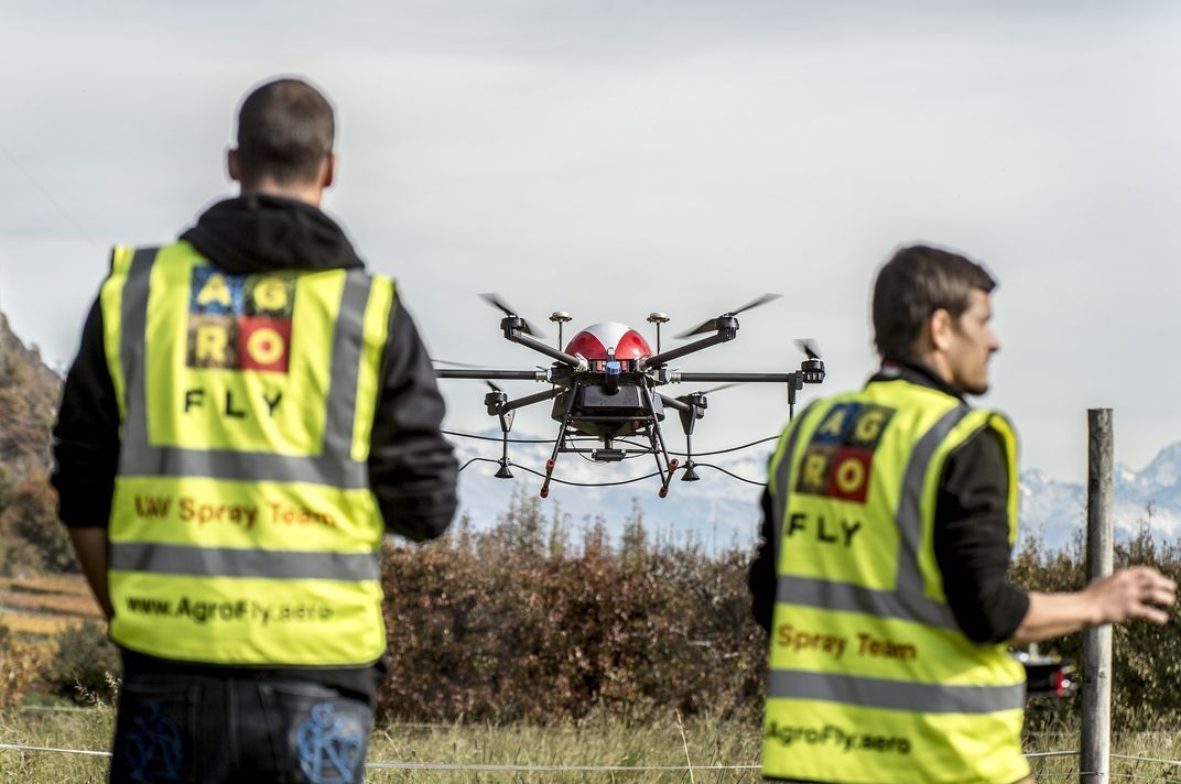 La démonstration d'épandage par drone agricole organisé ce matin à Mazembroz/Fully par la société Agrofly a convaincu les invités présents du potentiel de cet engin.