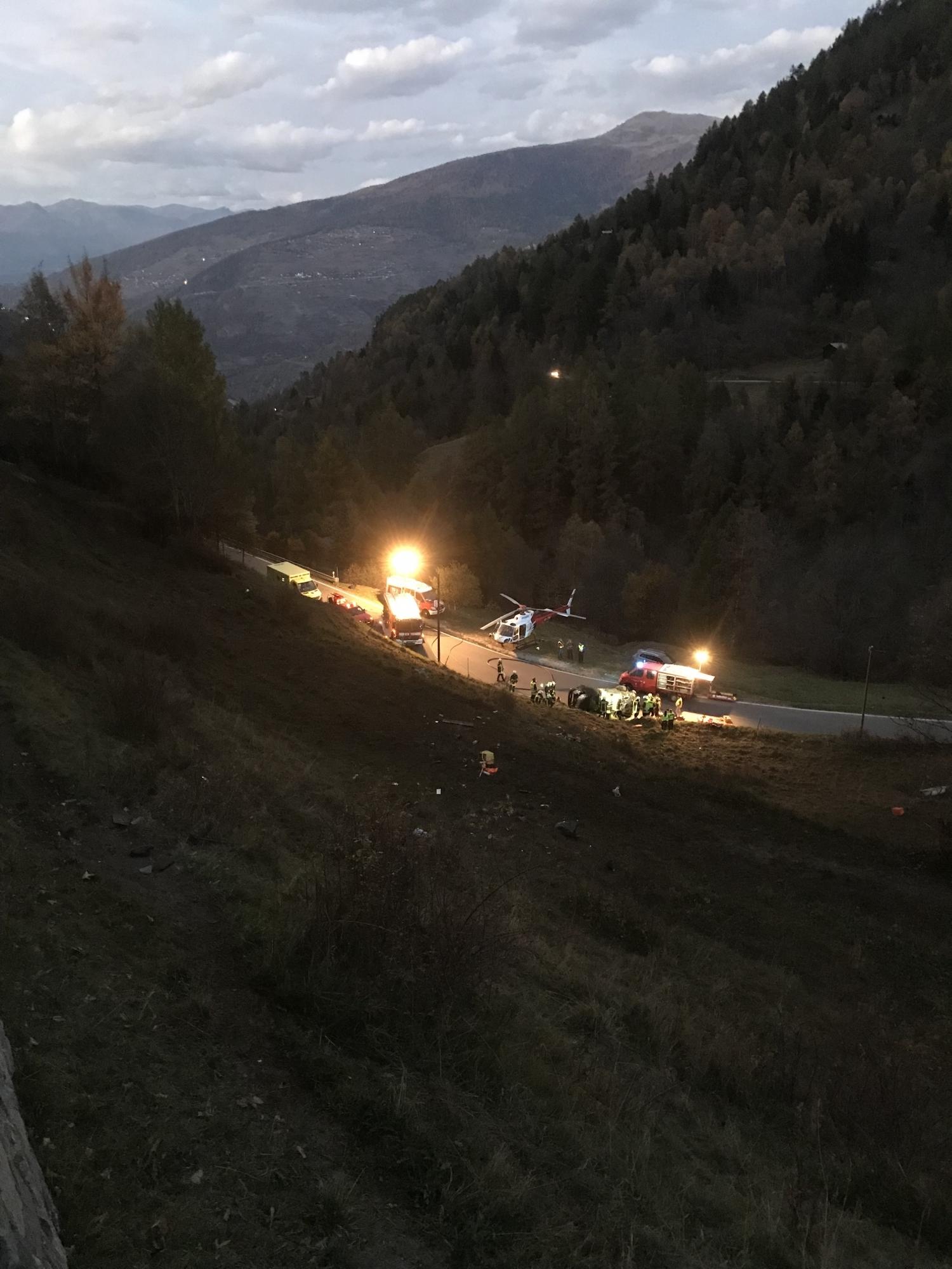 Pour une raison que l'enquête devra déterminer, la voiture a dévalé le talus de la route de la Traverchire à Mâche. Le conducteur est grièvement blessé. 