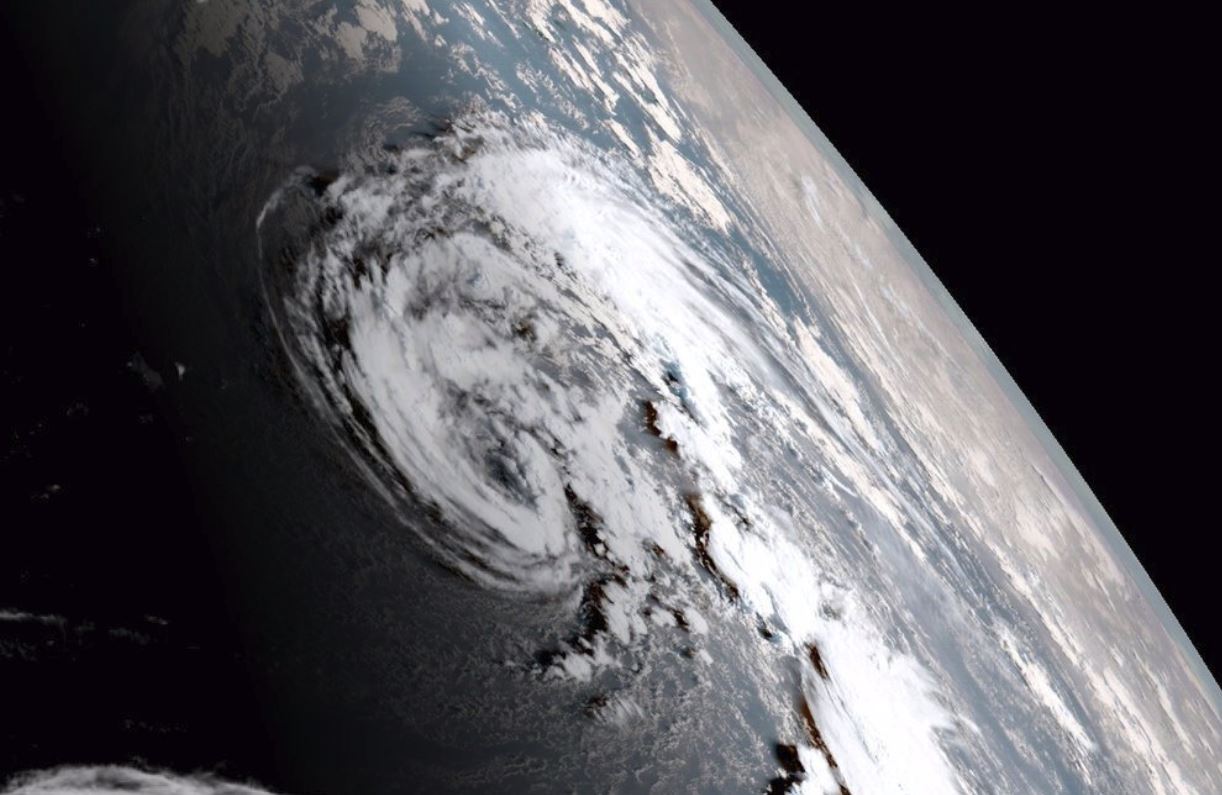 Vue de l'espace, Ophélia se déplace inexorablement vers les côtes.