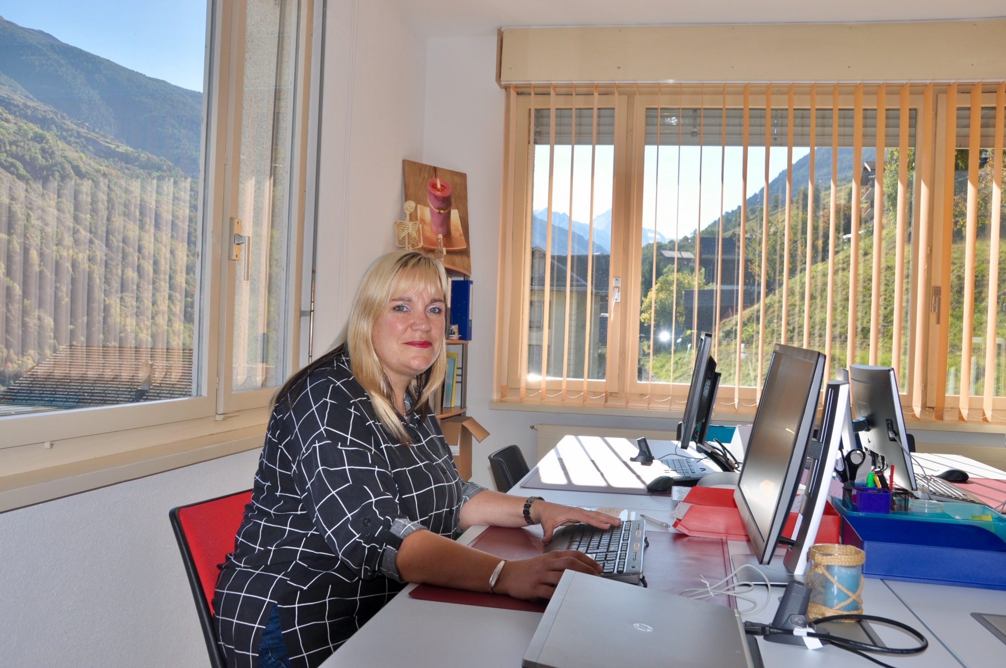 Sandrine Favre dans le bureau du CMS du Val d'Hérens où elle travaille désormais comme assistante en soins et santé communautaire.