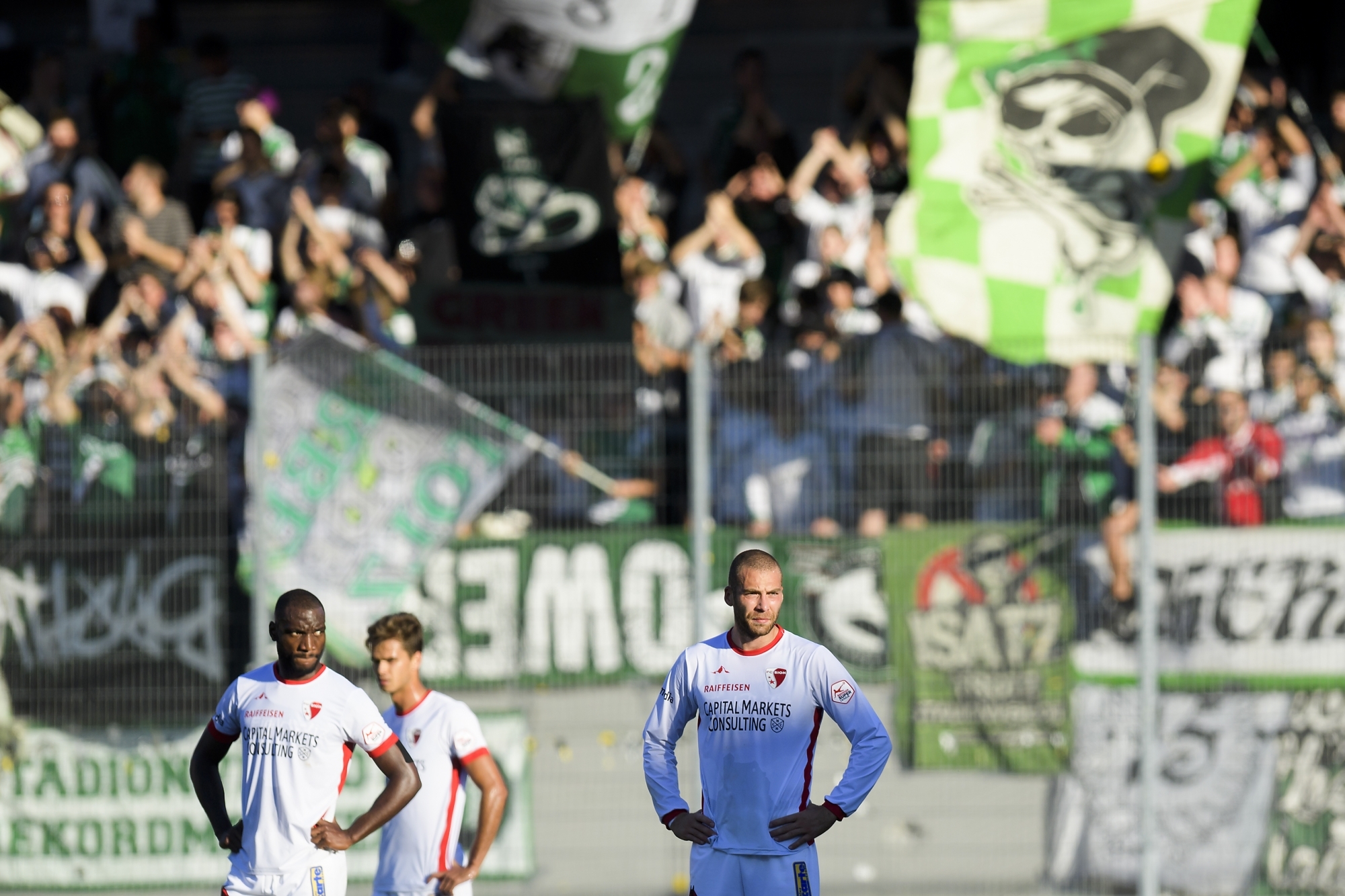 Christian Zock, Paolo Ricardo et Pajtim Kasami sont dépités après le deuxième but de Saint-Gall.