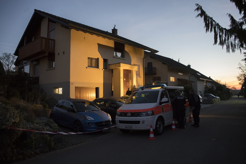 Les corps avaient été trouvés dans la nuit de mardi à mercredi dans une maison familiale de Suberg, un village situé entre Bienne et Berne. 