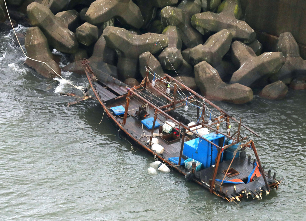 Les restes de deux corps avaient déjà été découverts ce week-end sur les rivages d'une île en face de la ville de Niigata, près de débris d'un bateau en bois semblant provenir de Corée du Nord.
