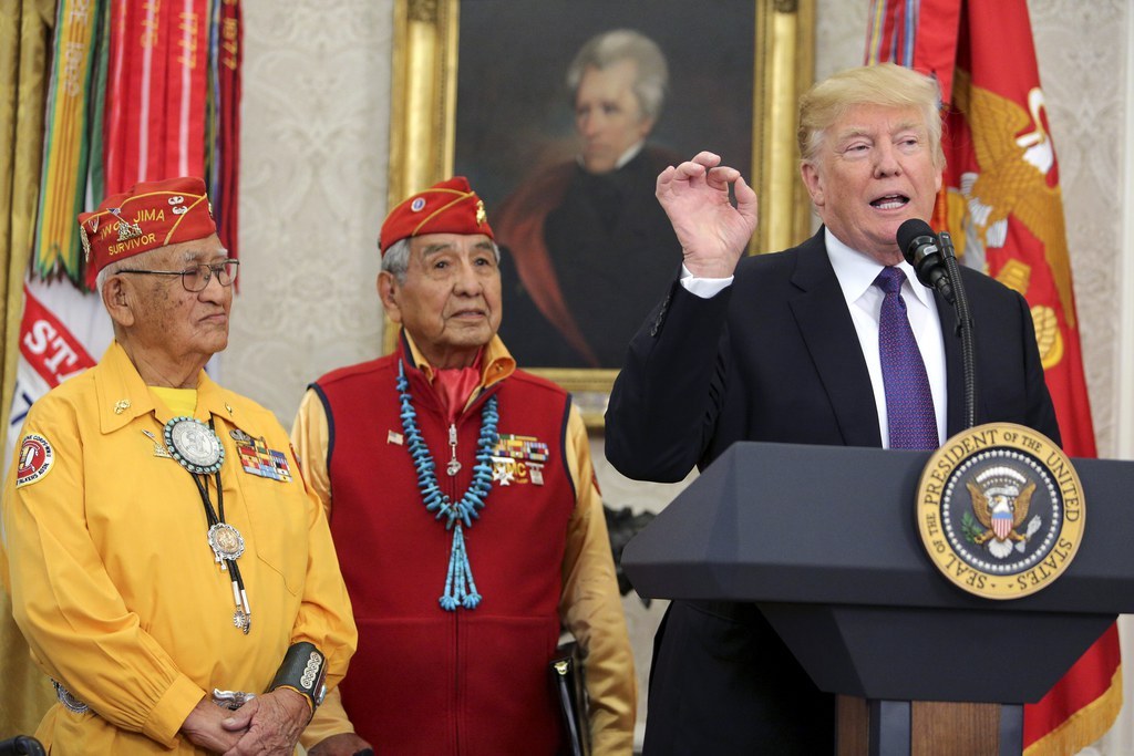 Donald Trump est coutumier des attaques contre Elizabeth Warren, qu'il surnomme "Pocahontas" en référence aux origines amérindiennes qu'elle revendique.