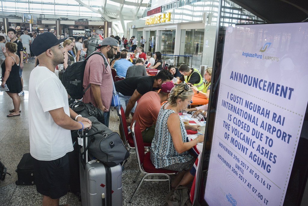 D'après le centre d'appels de l'aéroport de Bali, trois avions ont décollé jeudi matin et neuf ont atterri.