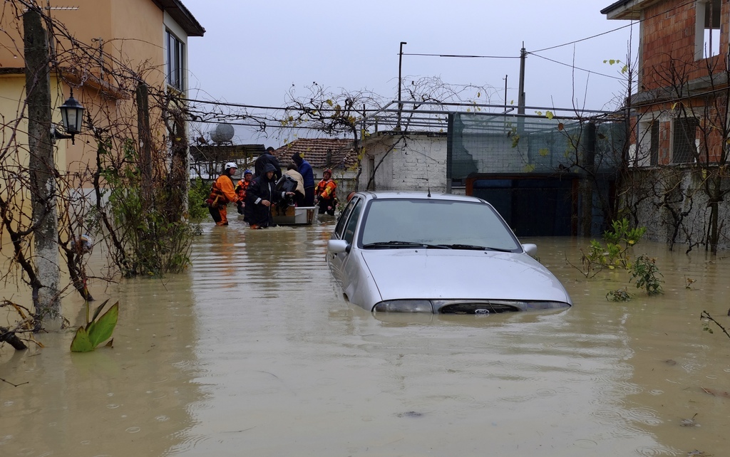 Plus de 7874 hectares de terres agricoles et 3193 maisons sont sous l'eau et plusieurs routes dans le sud du pays restent bloquées en raison des précipitations et des glissement de terrain.