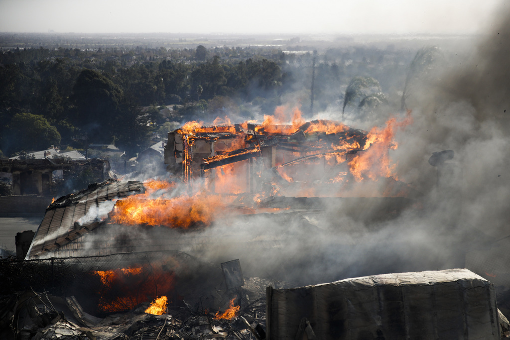 L'incendie "Thomas" ravage la région de Ventura, qui longe le Pacifique. 