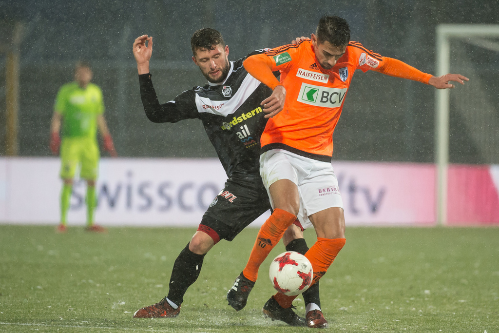 Le joueur de Lugano Fabio Daprela (à gauche) et son équipe n'ont rien pu faire contre celle de Gonzalo Eulogio Zarate.