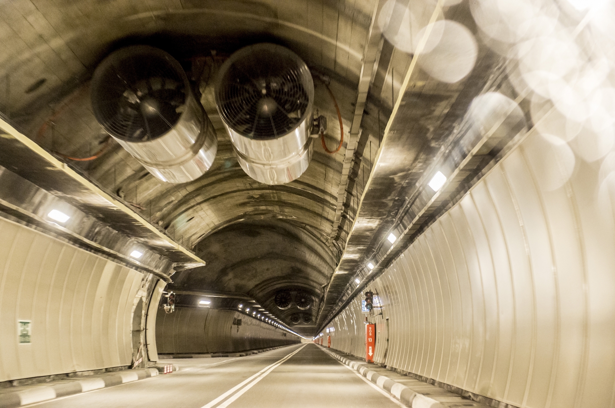 Le tunnel du Grand-Saint-Bernard a été ouvert en 1964. Cette année-là, près de 400 000 passages de véhicules ont été enregistrés.