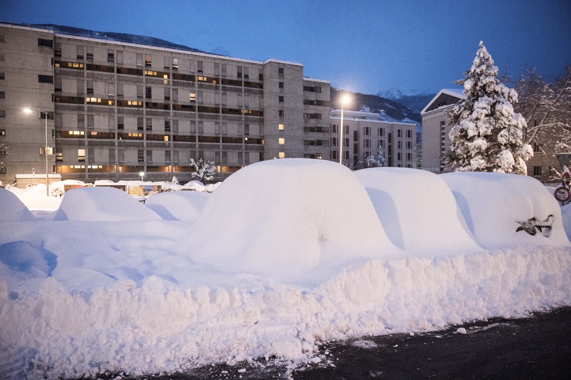 Des chutes de neige exceptionnelles ont perturbé le trafic en Valais, mais les Valaisans ont pu rejoindre leur job... en général.