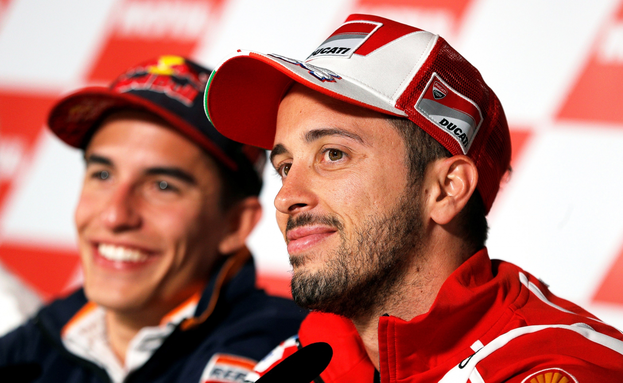 epa06318497 Spanish MotoGP rider Marc Marquez (L) of the Repsol Honda Team and Italian MotoGP rider Andrea Dovizioso (R) of the Ducati Team attend a press conference at Cheste circuit in Valencia, Spain, 09 November 2017. The Motorcycling Grand Prix of Valencia will take place on 12 November 2017.  EPA/MANUEL BRUQUE SPAIN MOTORCYCLING GRAND PRIX