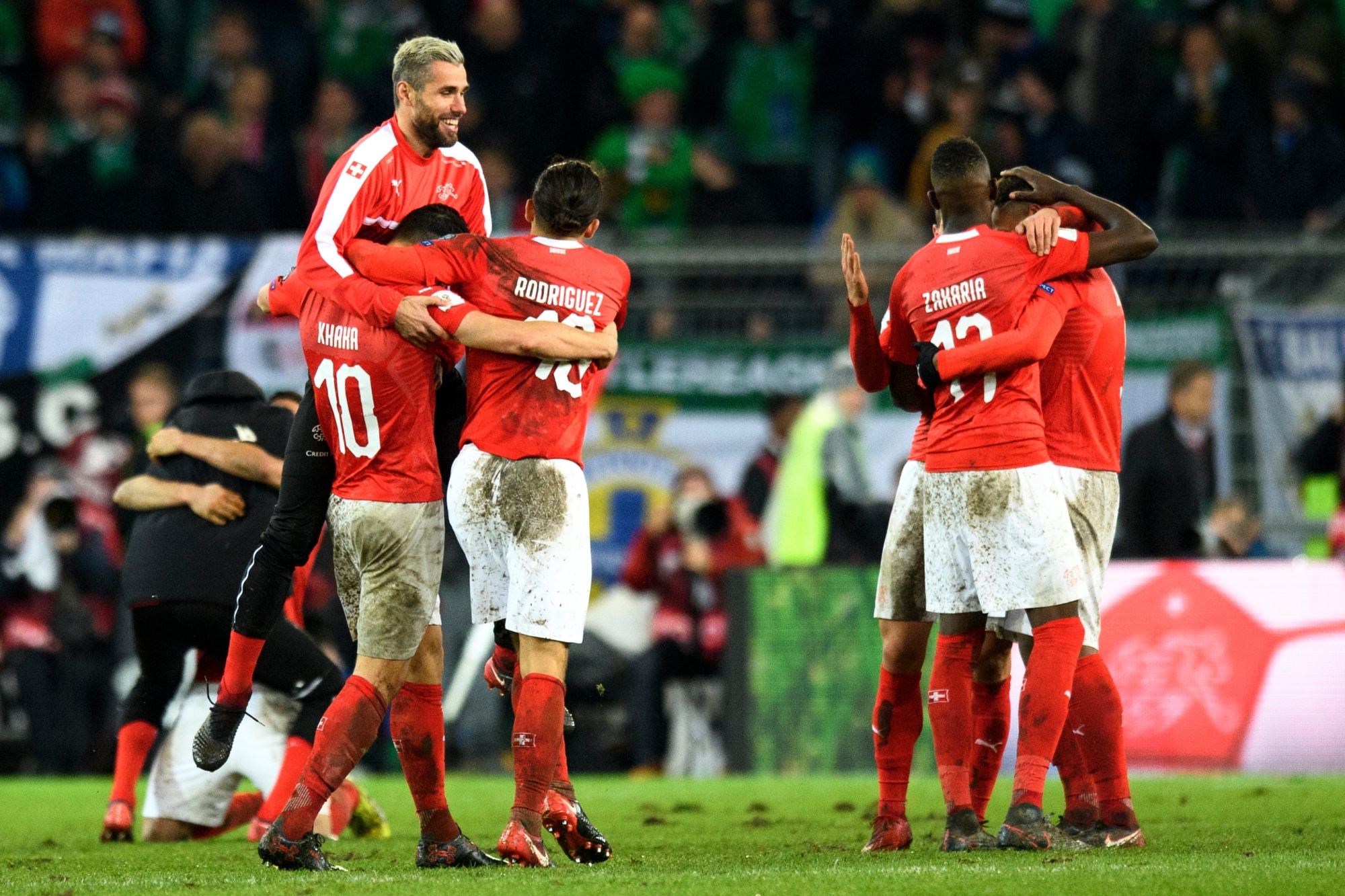 Switzerland's national team soccer players celebrate their qualifying for the 2018 FIFA World Cup Russia after beating Northern Ireland, during the 2018 Fifa World Cup play-offs second leg soccer match Switzerland against Northern Ireland at the St. Jakob-Park stadium in Basel, Switzerland, Sunday, November 12, 2017. (KEYSTONE/Laurent Gillieron) SOCCER WORLD CUP QUALIFICATION SWITZERLAND NORTHERN IRELAND