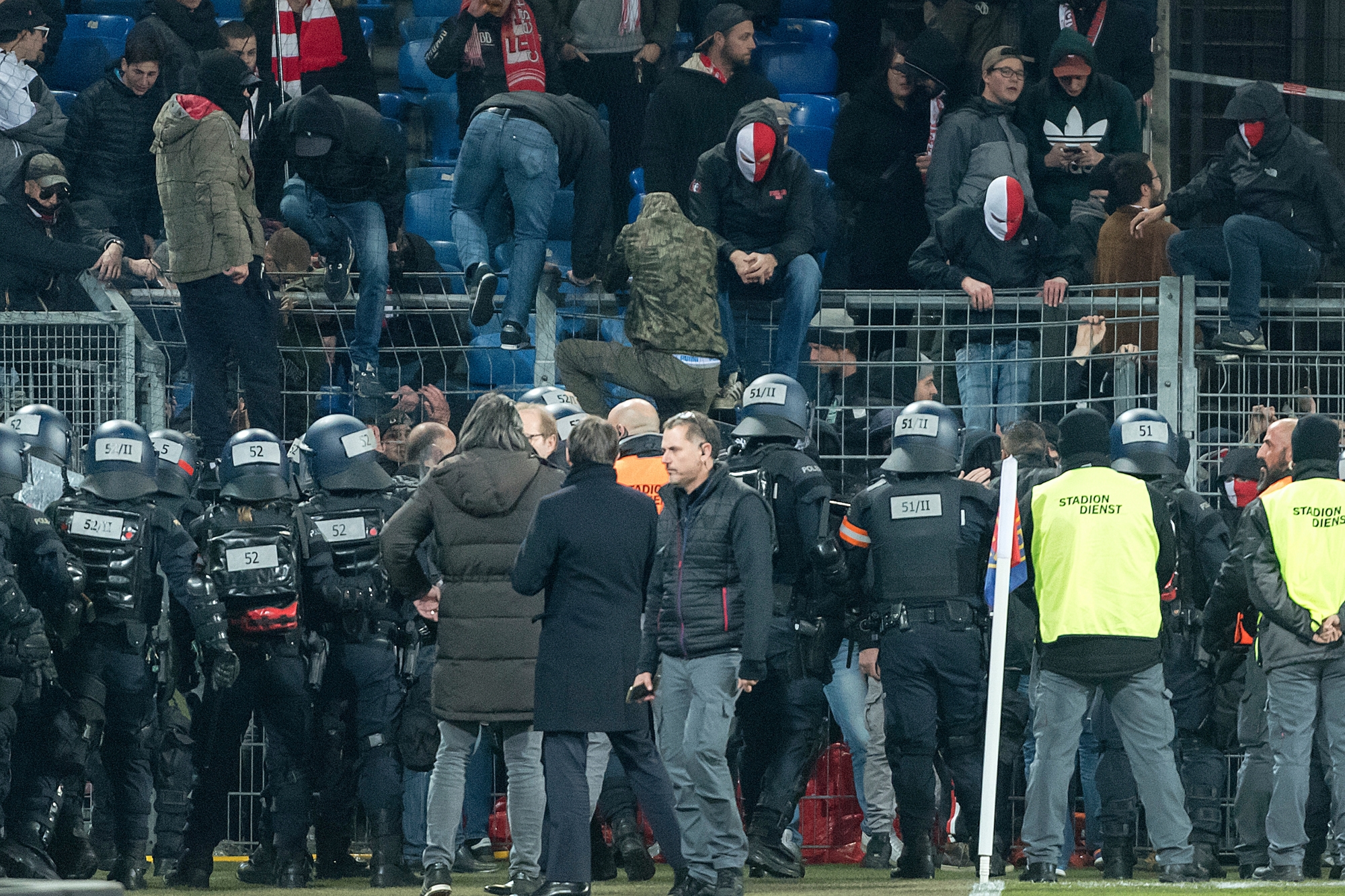 Aufruhr im Gaestesektor im Fussball Meisterschaftsspiel der Super League zwischen dem FC Basel 1893 und dem FC Sion im Stadion St. Jakob-Park in Basel, am Samstag, 18. November 2017. (KEYSTONE/Georgios Kefalas) SCHWEIZ FUSSBALL BASEL SION