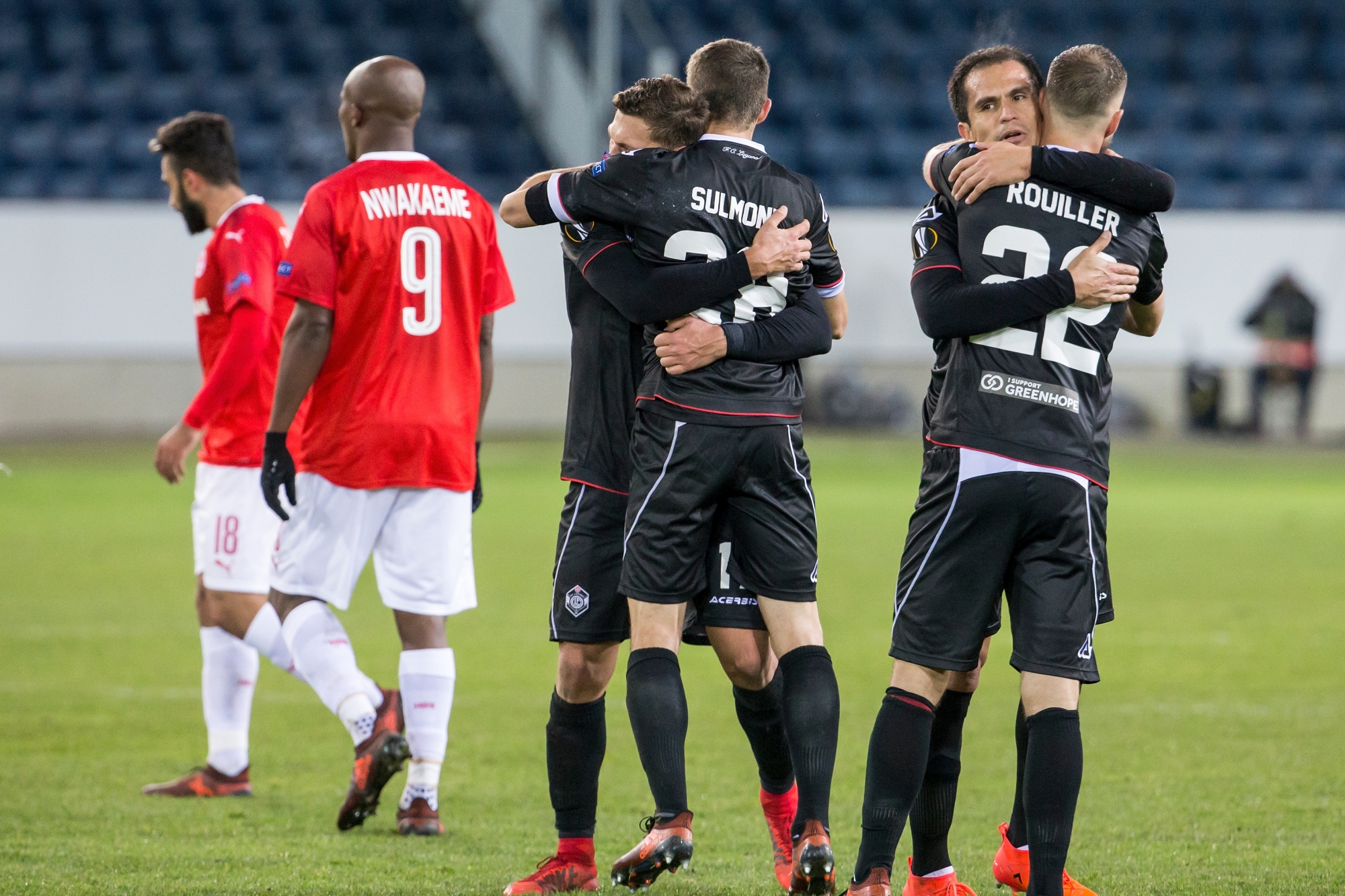 Players of FC Lugano celebrate during the UEFA Europa League Group G round five match between FC Lugano of Switzerland and Hapoel Beer-Sheva of Israel, at the swisspor Stadion in Lucerne, Switzerland, on Thursday, November 23, 2017.  (KEYSTONE/Alexandra Wey) SWITZERLAND SOCCER EUROPA LEAGUE LUGANO BEER-SHEVA