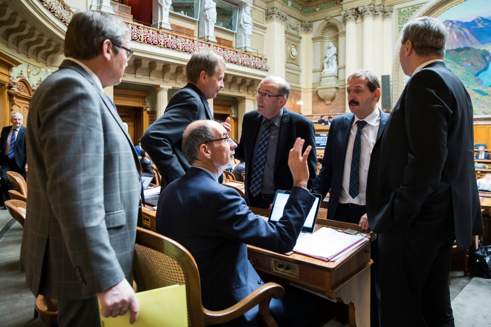 Die Nationalraete Werner Salzmann (SVP-BE), Duri Campell (BDP-GR), Markus Ritter (CVP-SG), Erich von Siebenthal (SVP-BE), Jacques Bourgeois (FDP-FR), und Jakob Buechler (CVP-SG), von rechts, diskutieren waehrend einer Debatte im Nationalrat, waehrend der Wintersession der Eidgenoessischen Raete, am Dienstag, 5. Dezember 2017 in Bern. (KEYSTONE/Peter Klaunzer) SCHWEIZ SESSION NATIONALRAT