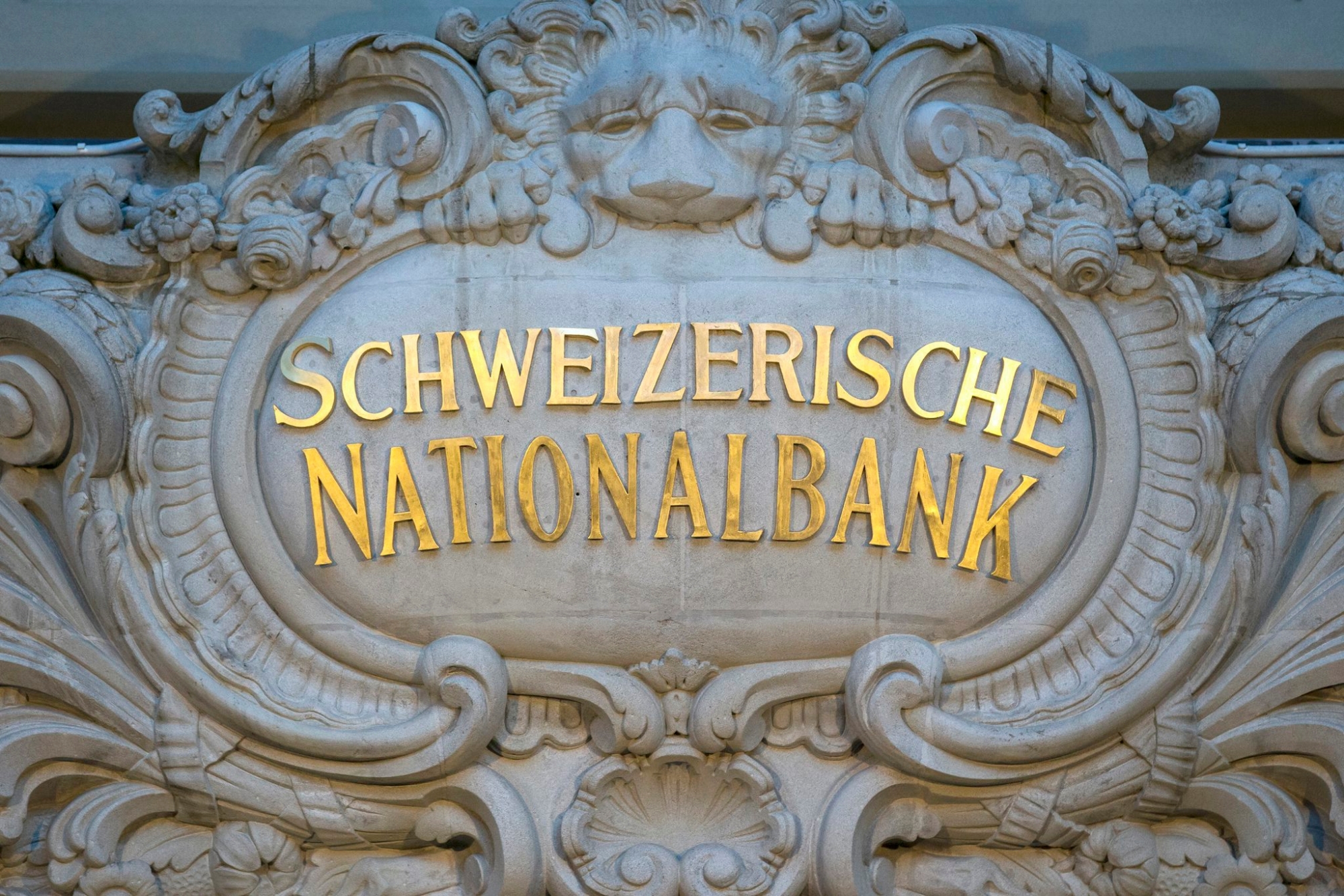 ARCHIV - ZUR WINTERSESSION STELLEN WIR IHNEN FOLGENDES BILDMATERIAL ZUR VERFUEGUNG - The Logo of the the Swiss National Bank, SNB, photographed  Thursday, 15 January 2015, in Bern, Switzerland. The Swiss National Bank (SNB) ended the day by abandoning its exchange rate control and cut interest rates to -0.75 to send the franc soaring against the single currency.  The Swiss franc rose by almost 30 per cent against the europe after the move shocked global markets. (KEYSTONE/Peter Klaunzer) SCHWEIZ WINTERSESSION