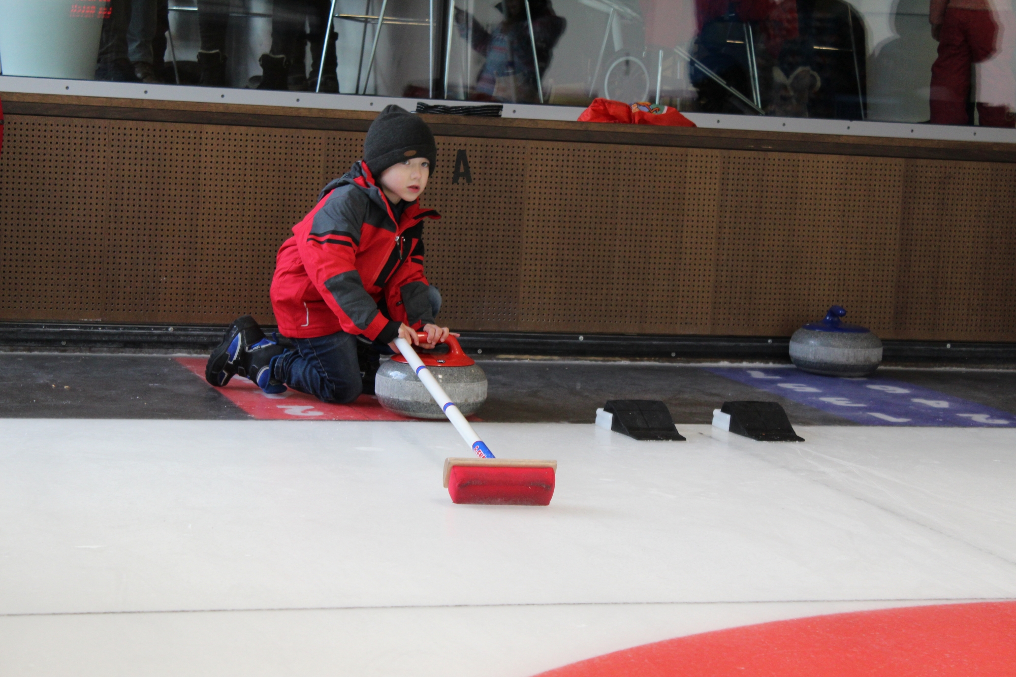 Winter opening crans-montana, initiation au curling