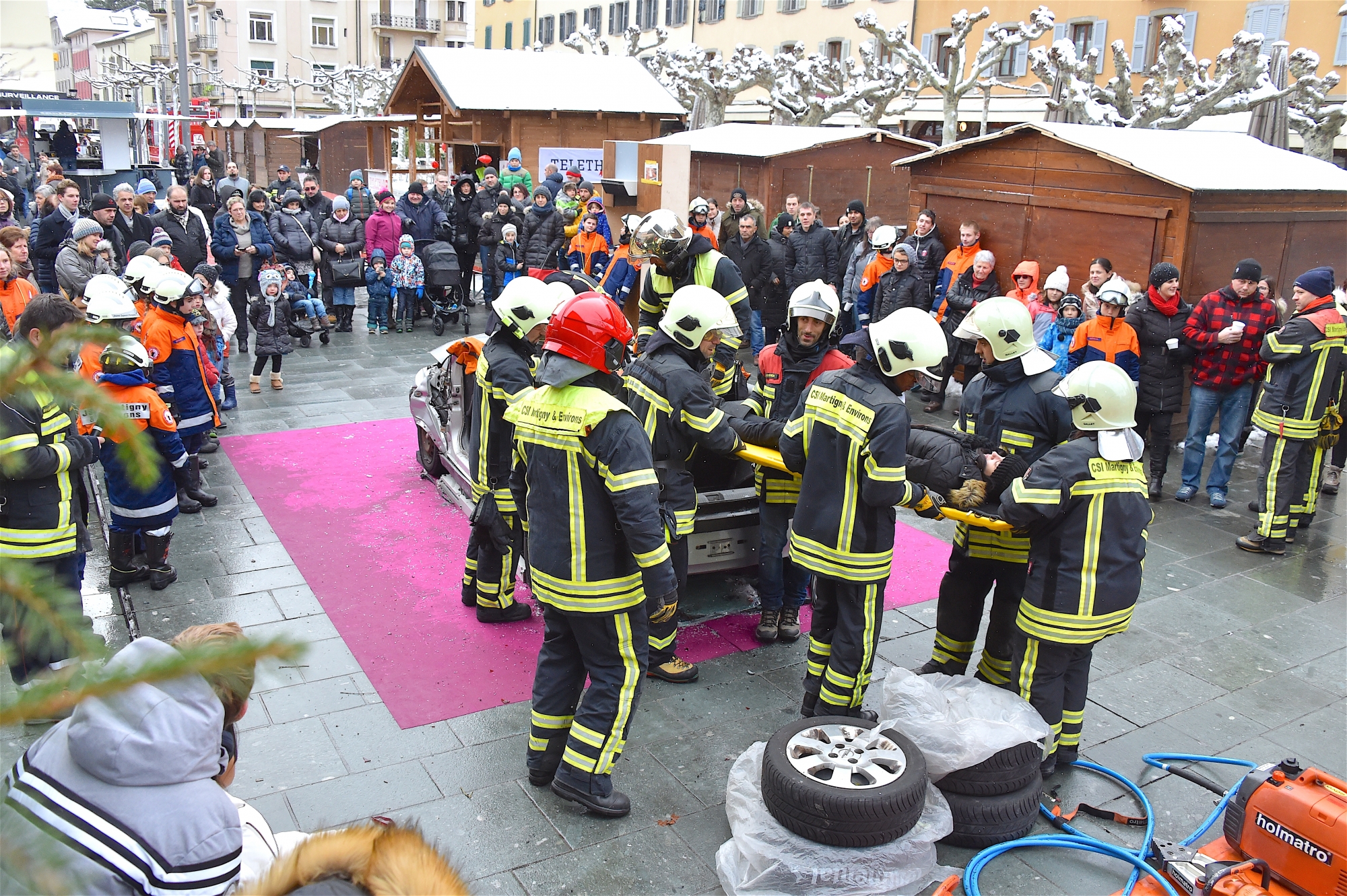 Martigny, 09.12.2017, Telethon, Marc-Andre Pillet (Casque rouge et commandant des pompiers de Martigny) avec Cesar Costa le parrain de la manifestation, exercice de desincarceration d'une personne blessee dans un véhicule Téléthon 2017